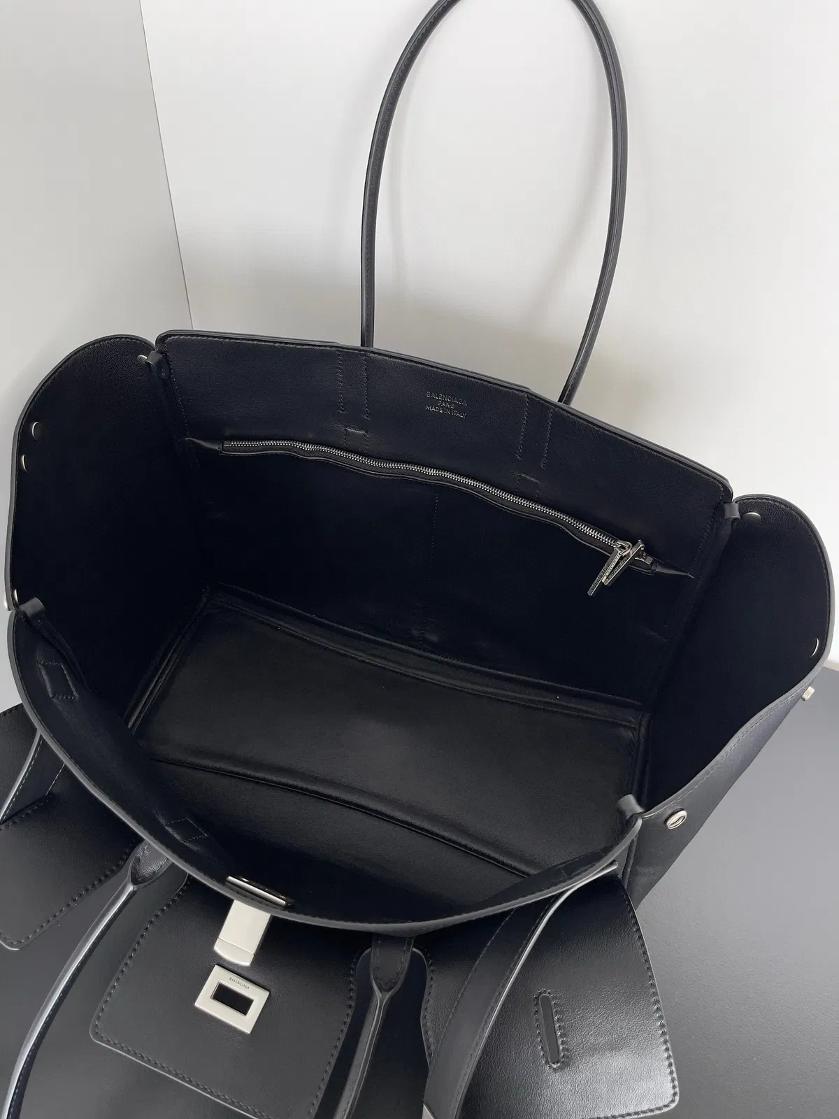 Knockoff Balenciaga Bel Air Carry All Medium Bag Noir Calfskin — image 4