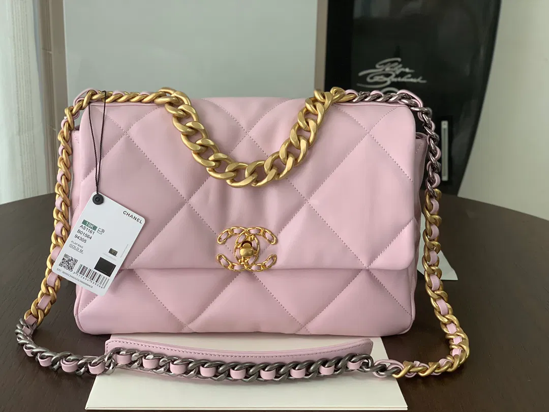 Chanel 19 medium