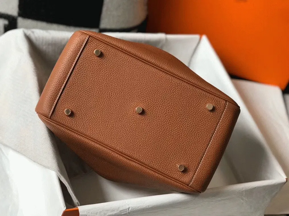 Luxury Hermes Lindy 26cm handbag in gold — image 6
