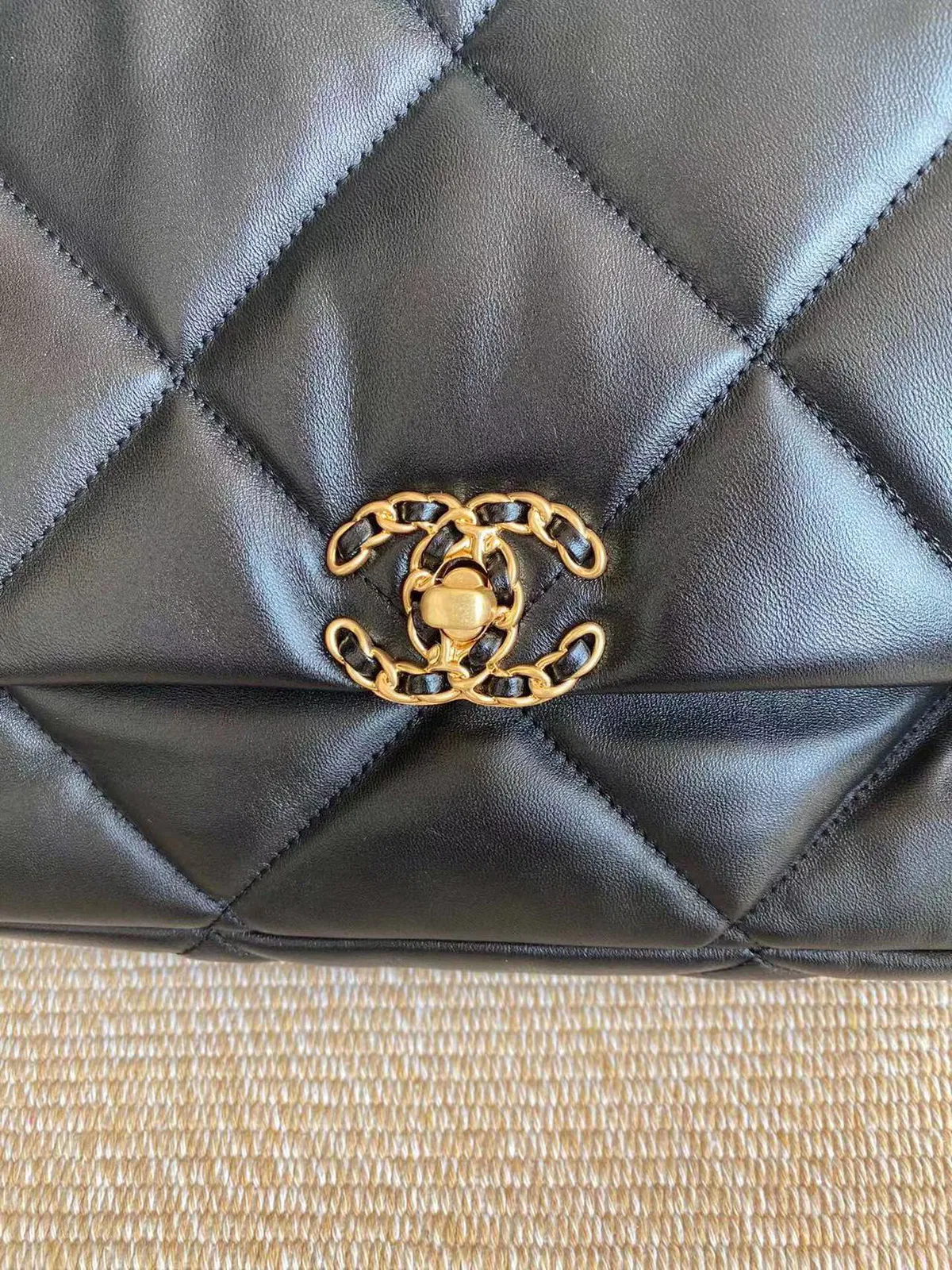 CHANEL 19 MAXI — image 7