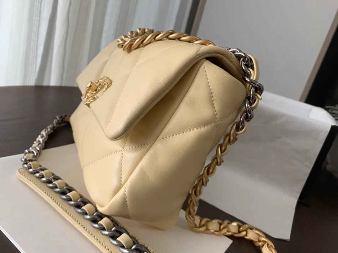 Chanel 19 small — image 6