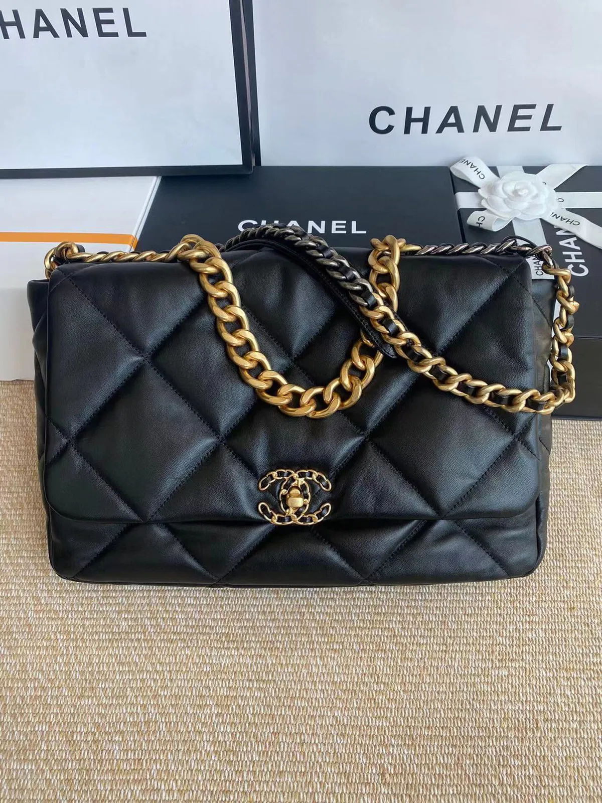 CHANEL 19 MAXI