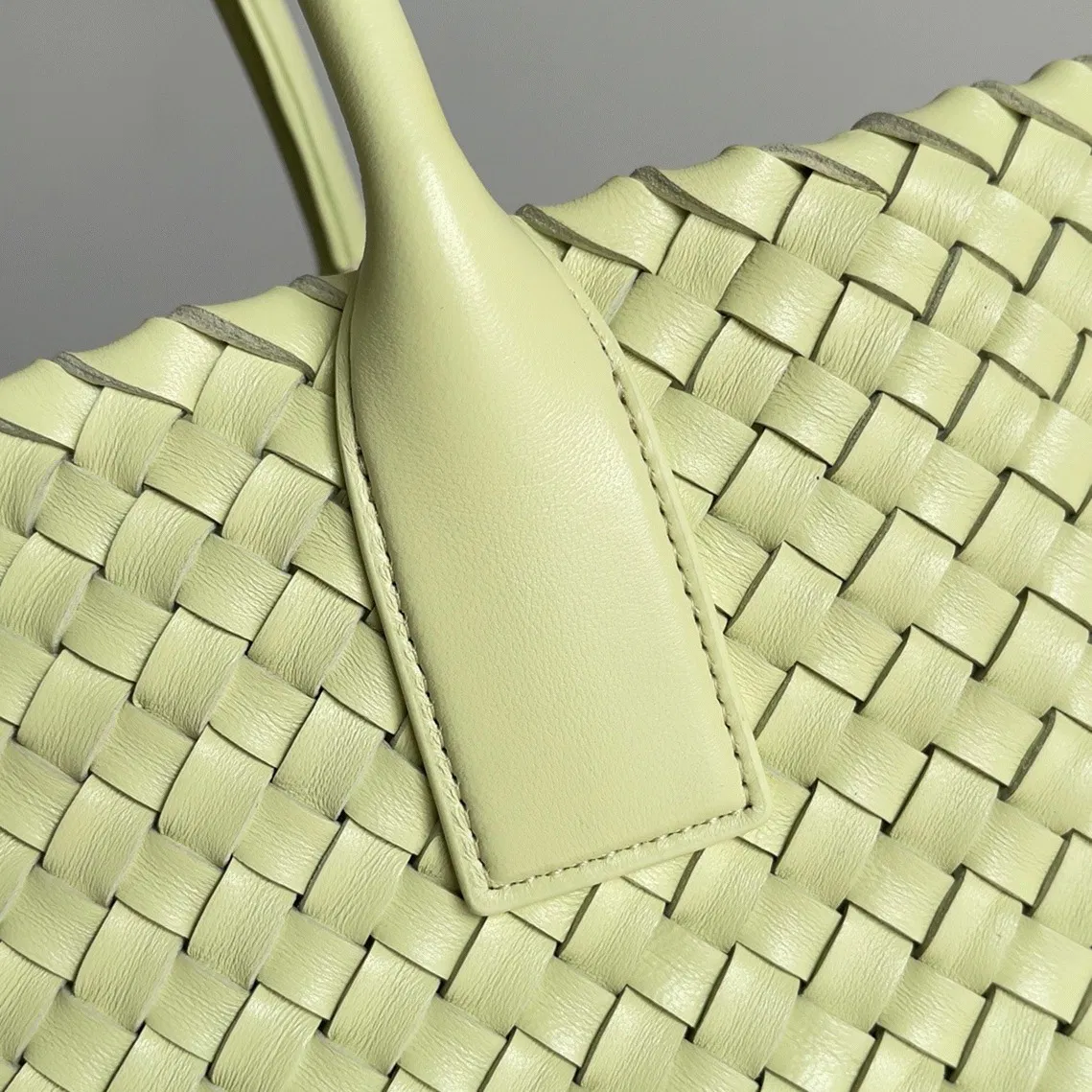 Top Quality Knockoff Bottega Veneta Cabat Medium Bag In Lemon Intrecciato Lambskin — image 4