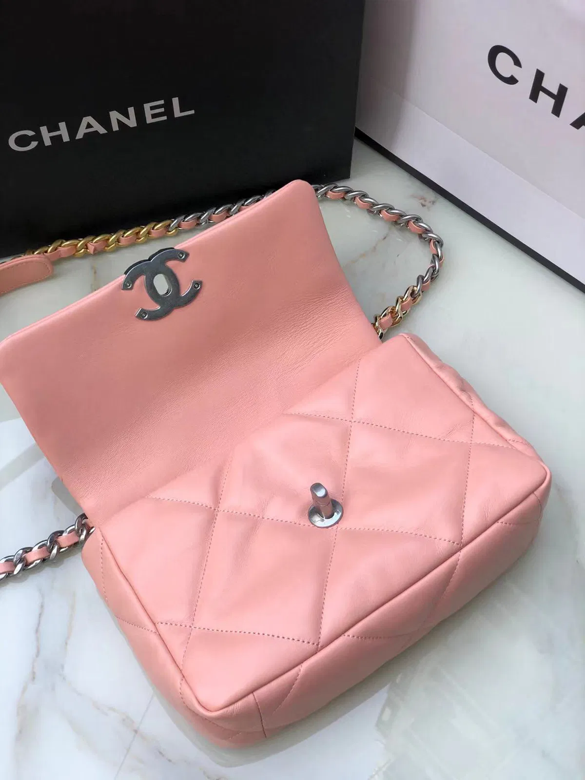 Chanel 19 — image 6