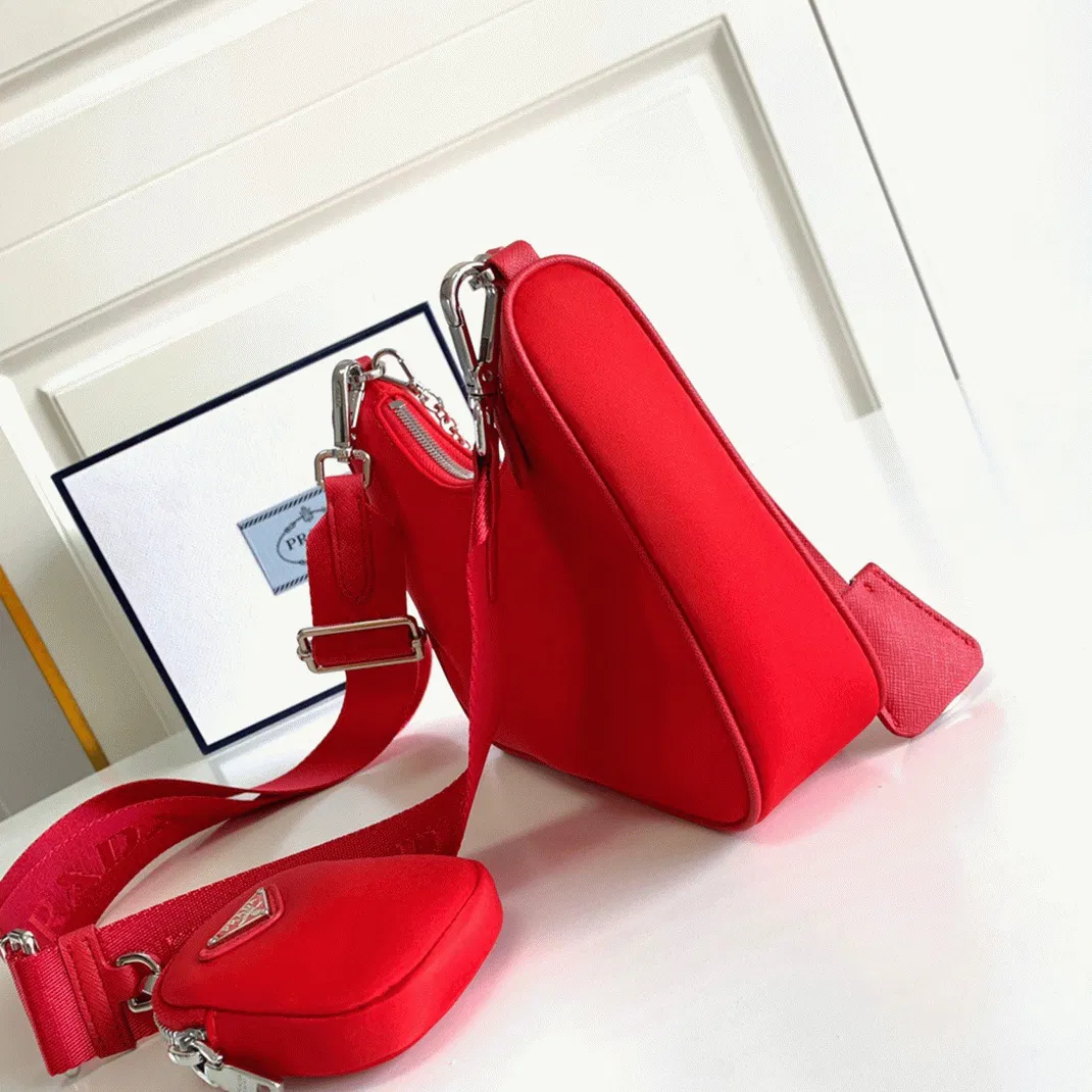 Prada Re-Edition Shoulder Bag in Red — image 9