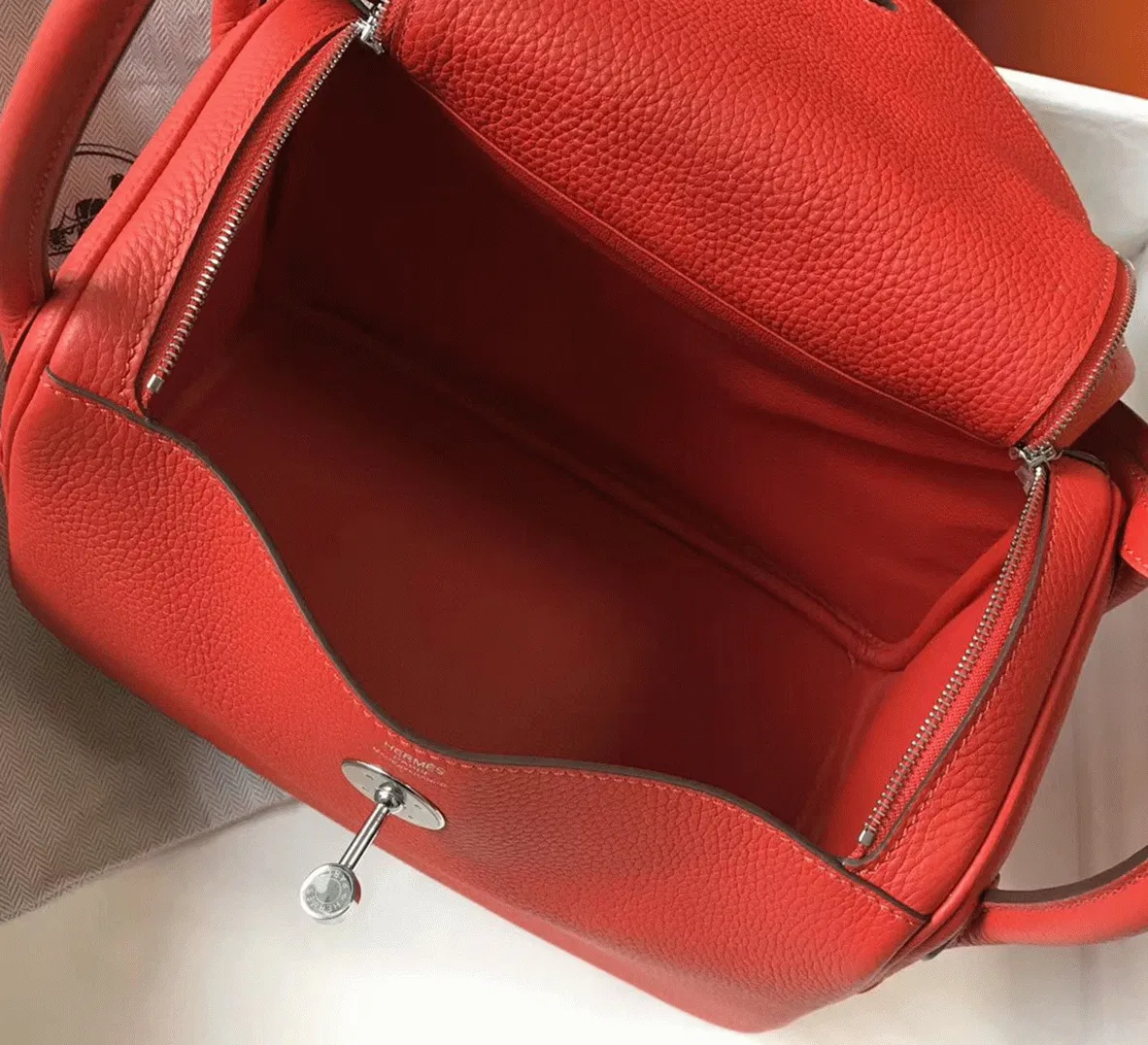 Hermes Lindy 26cm handbag in red — image 2
