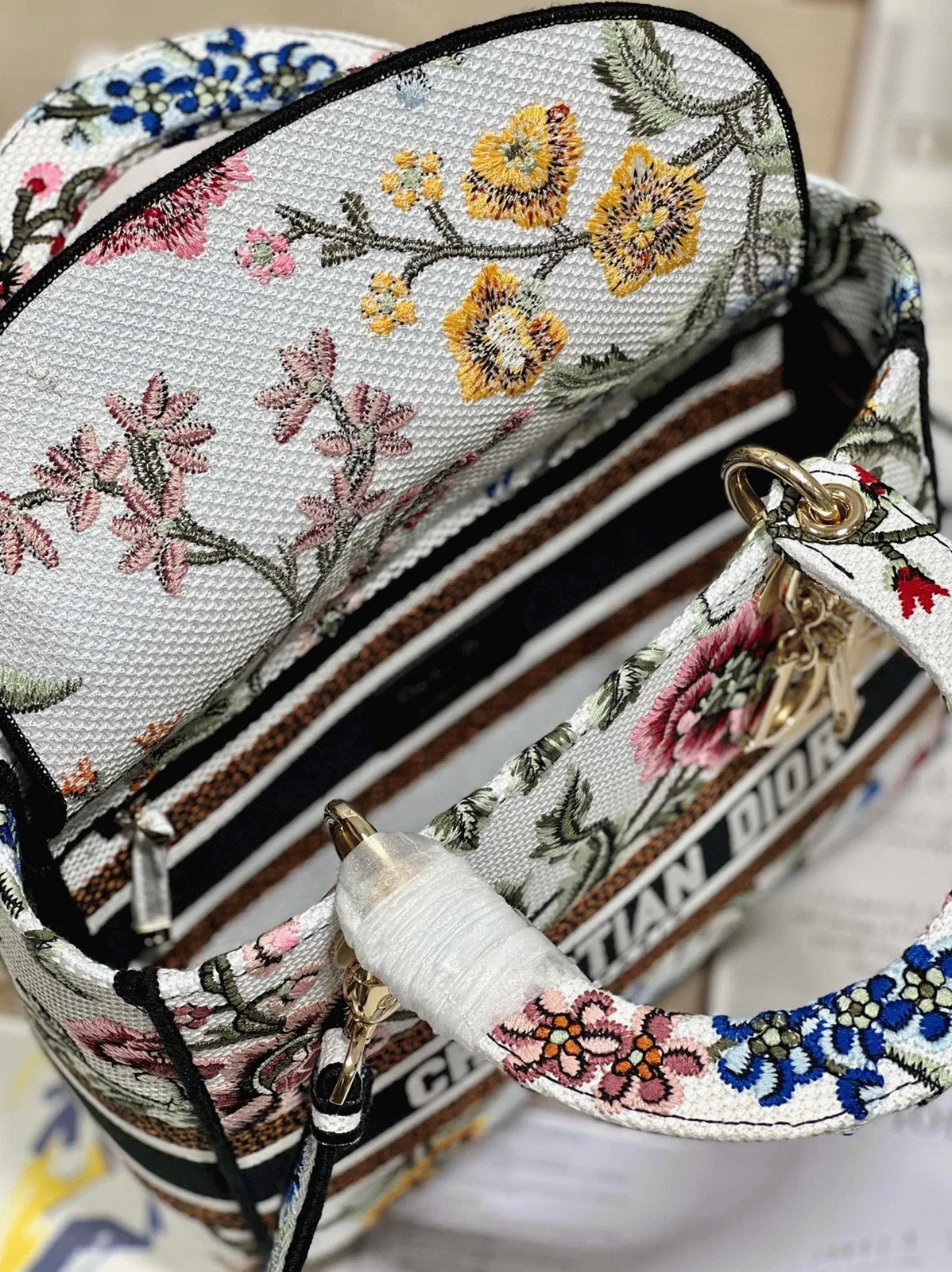 Dior Lady D-Lite Medium Bag in White Dior Petites Fleurs Embroidery — image 7
