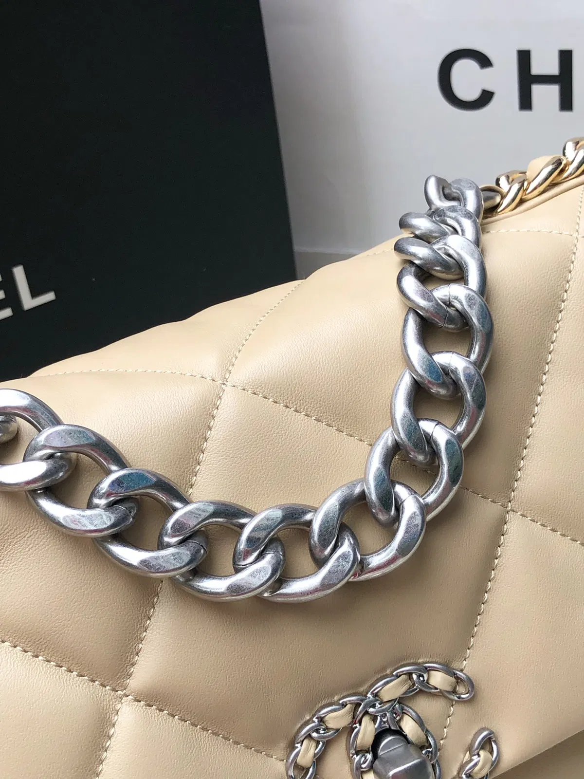 Chanel 19 medium — image 7
