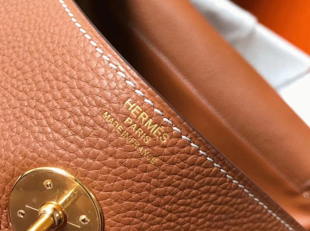 Luxury Hermes Lindy 26cm handbag in gold — image 4