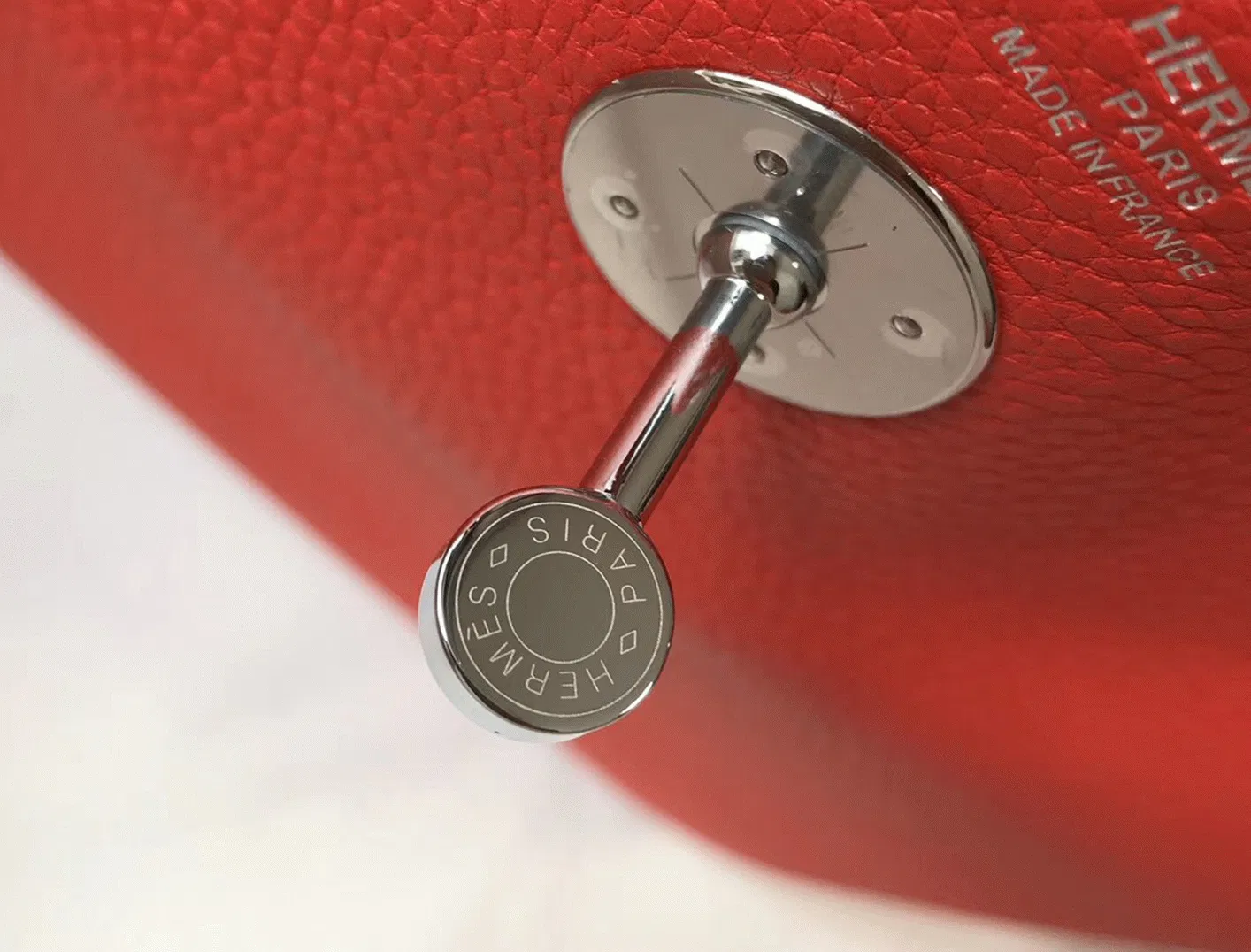 Hermes Lindy 26cm handbag in red — image 4