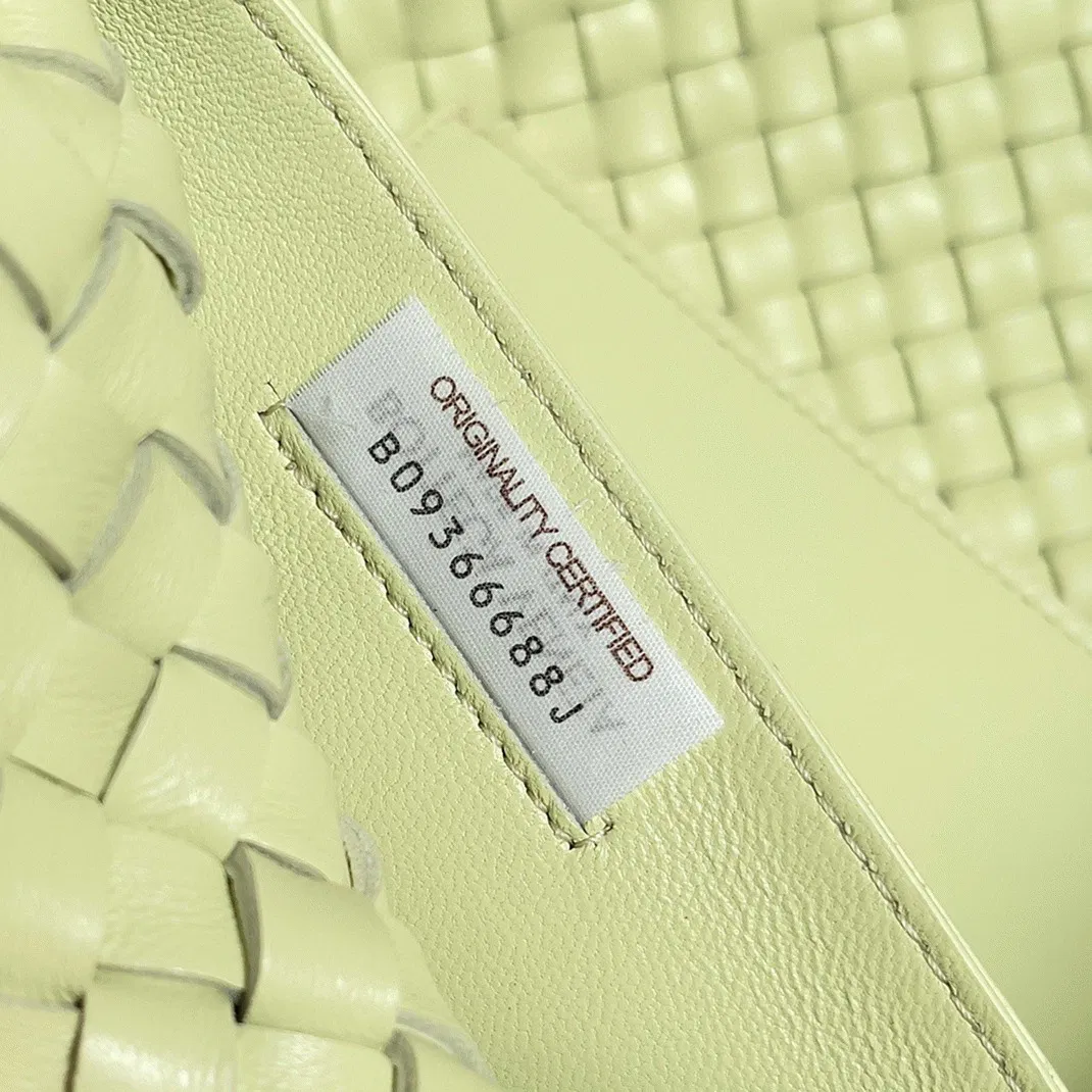 Top Quality Knockoff Bottega Veneta Cabat Medium Bag In Lemon Intrecciato Lambskin — image 5