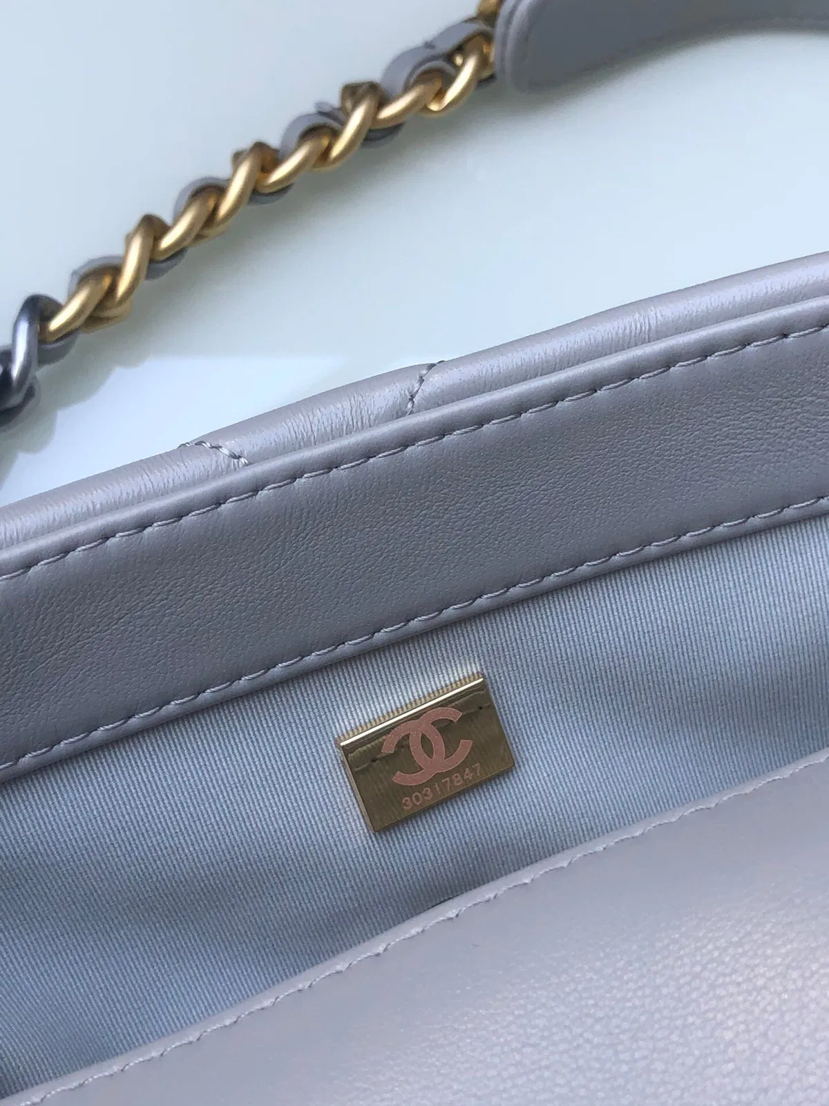 Chanel 19 small — image 9