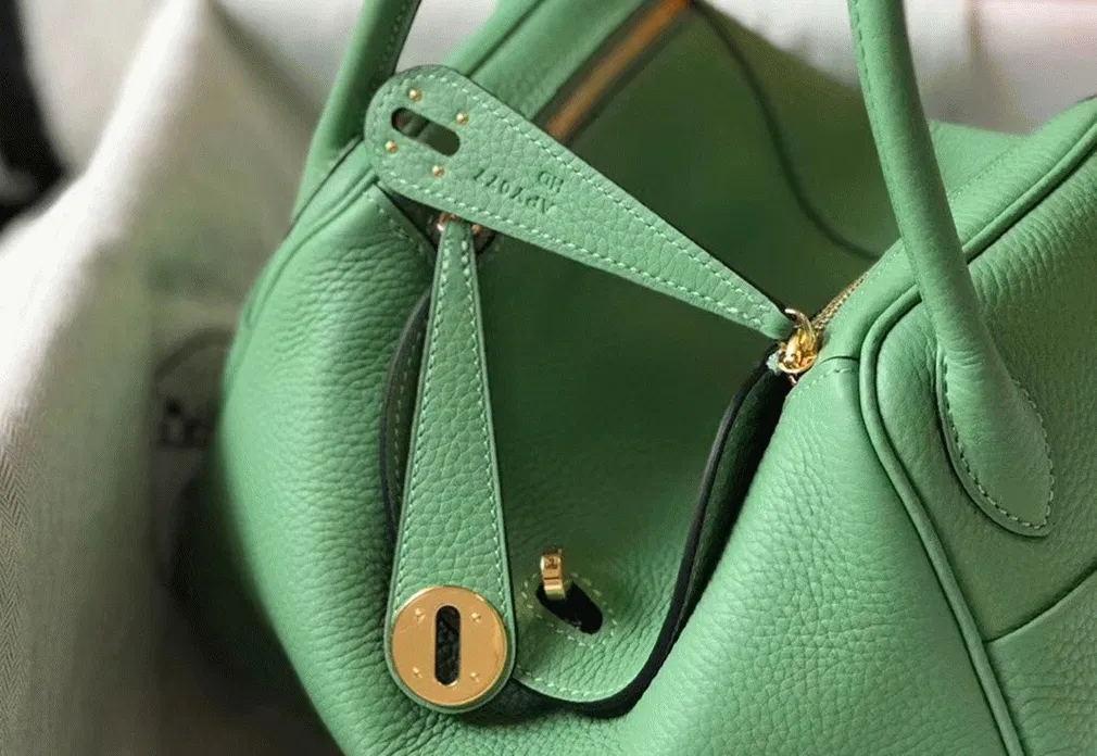 Hermes Lindy 30cm bag in vert criquet shade — image 6
