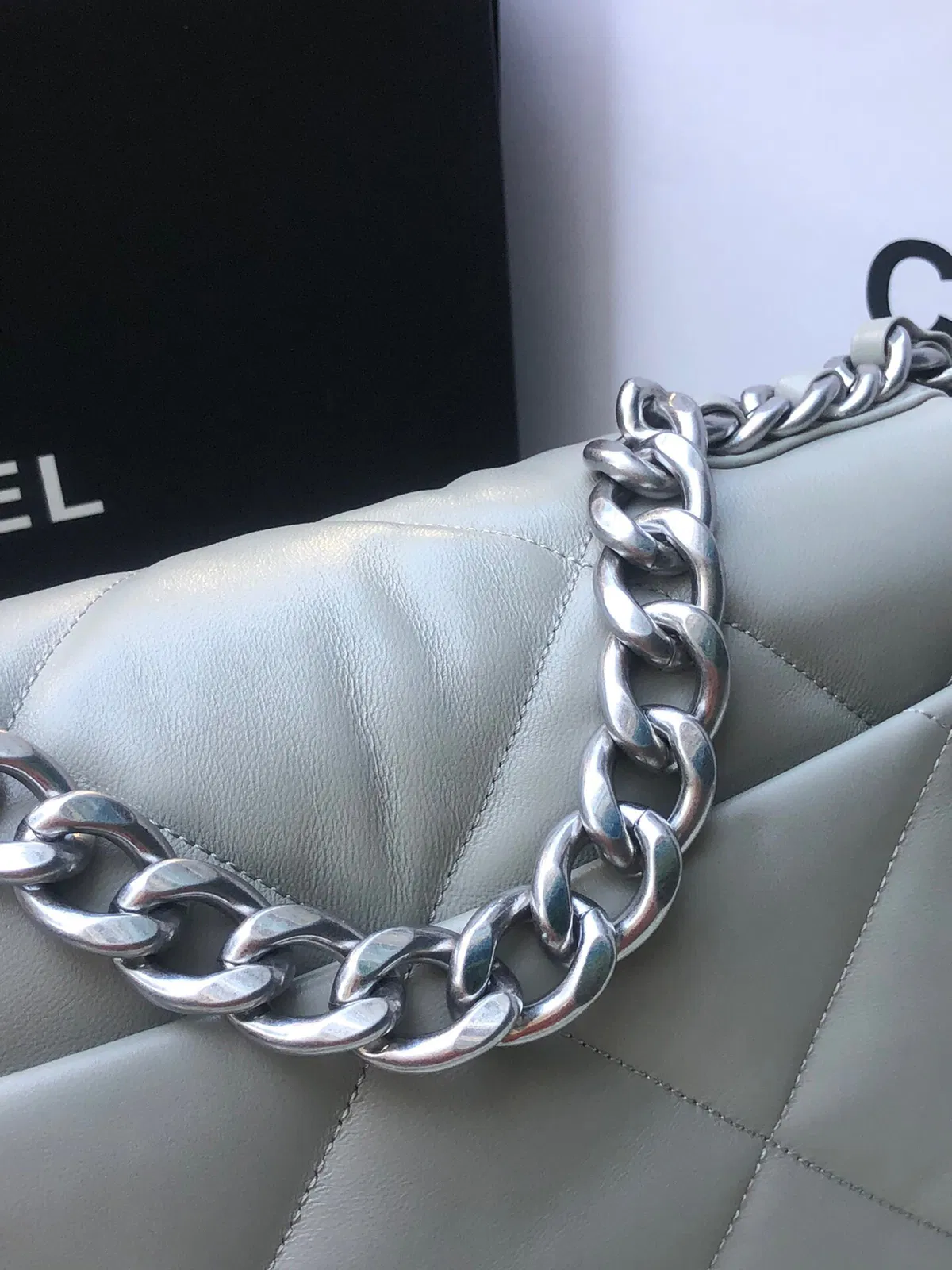 Chanel 19 medium — image 2