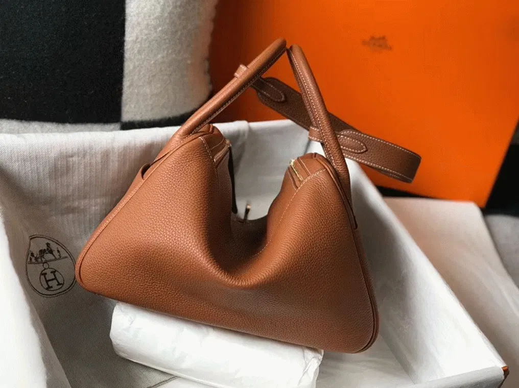 Luxury Hermes Lindy 26cm handbag in gold — image 8