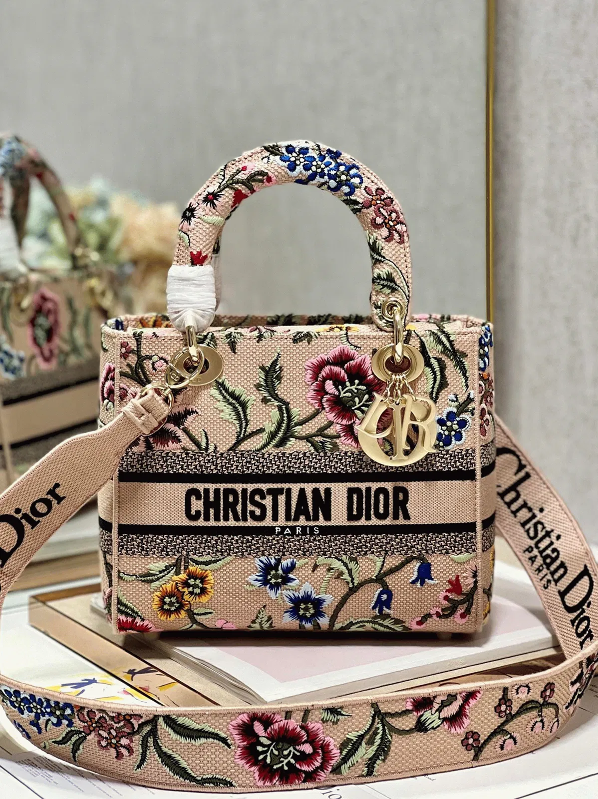 Dior Lady D-Lite Medium Bag in Beige Raffia Embroidered with Dior Petites Fleurs — image 4