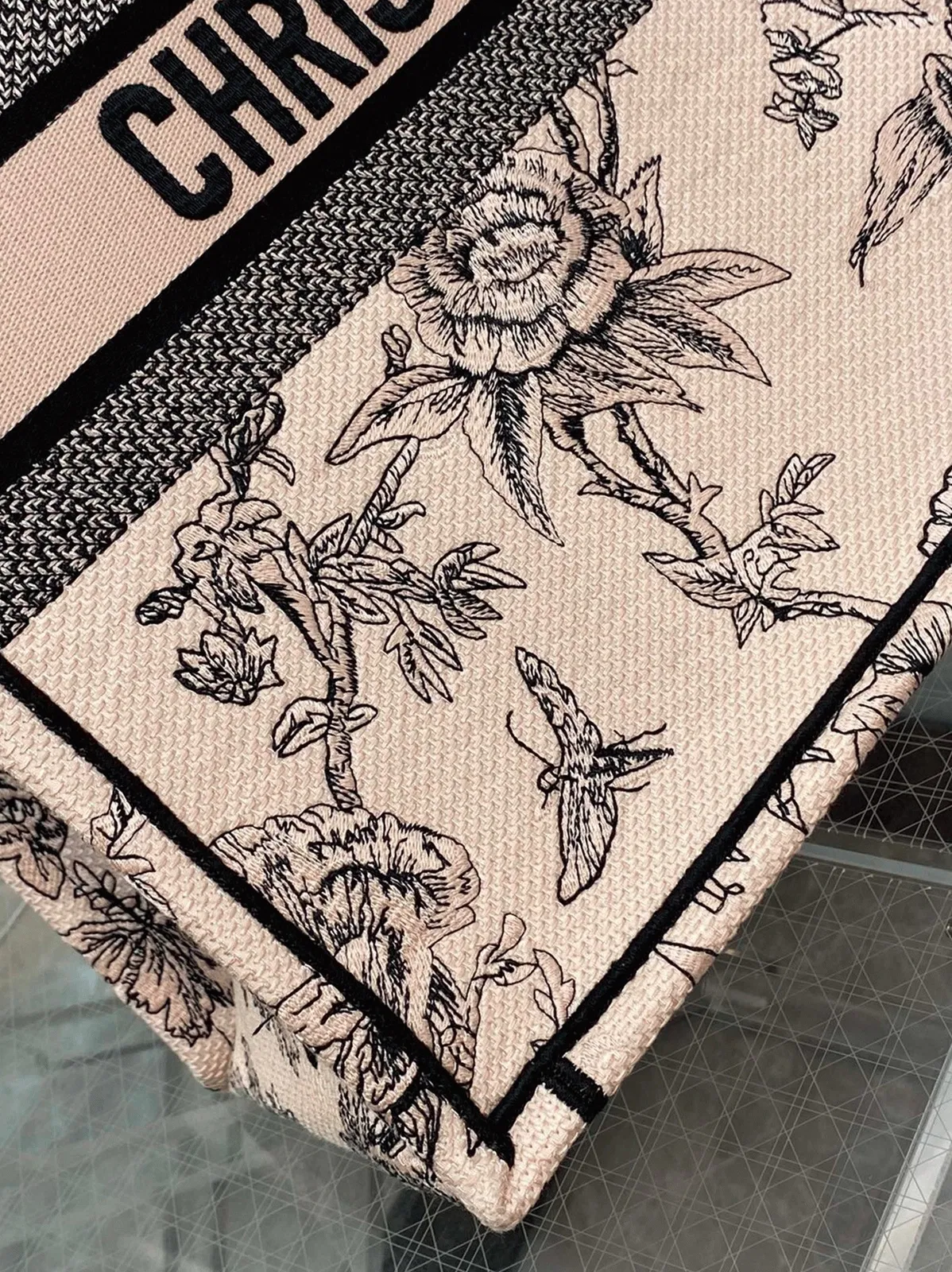 Dior Large Book Tote Bag in Powder Pink Jardin Botanique Embroidery — image 5