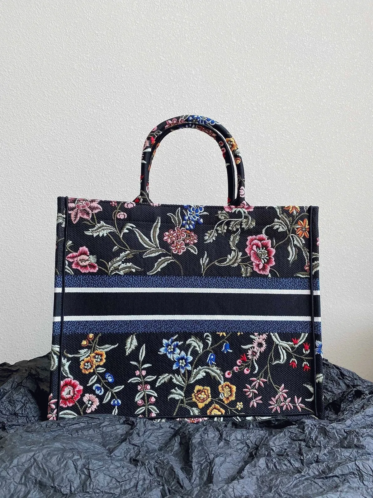 Dior Large Book Tote Bag in Black Dior Petites Fleurs Embroidery — image 5