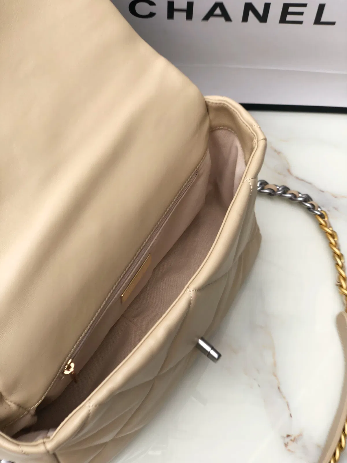 Chanel 19 medium — image 8