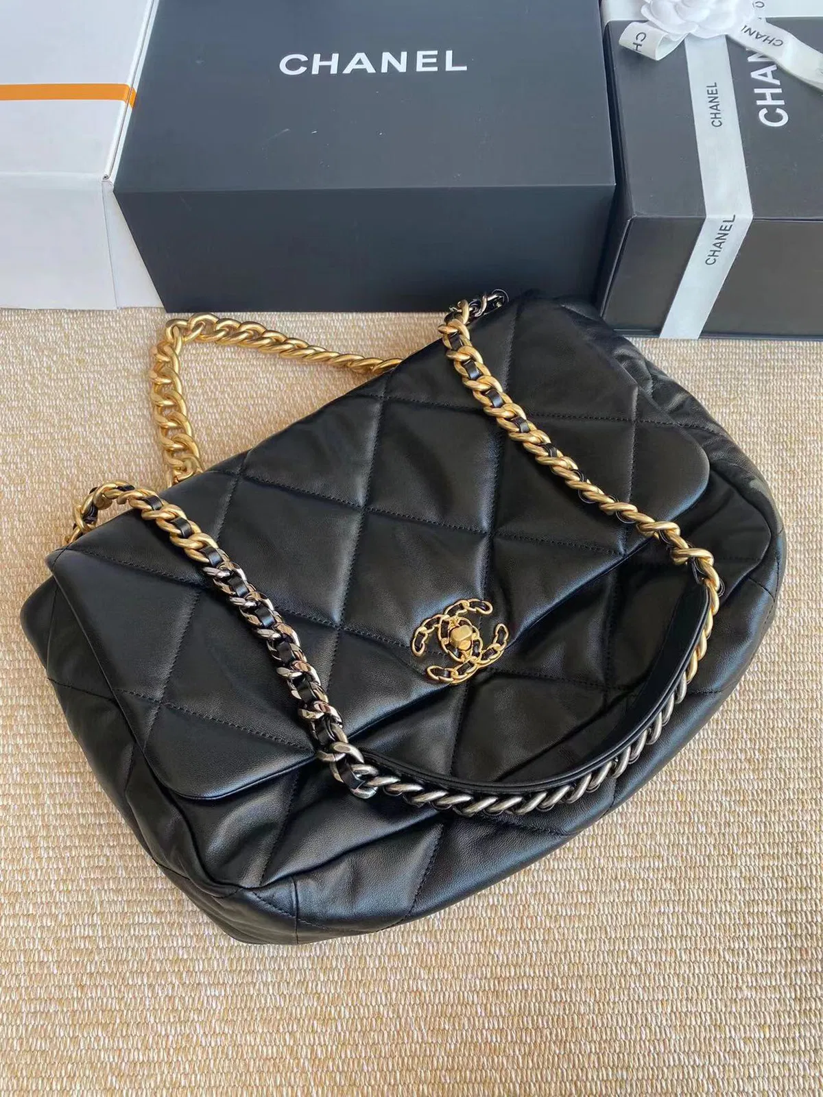CHANEL 19 MAXI — image 4