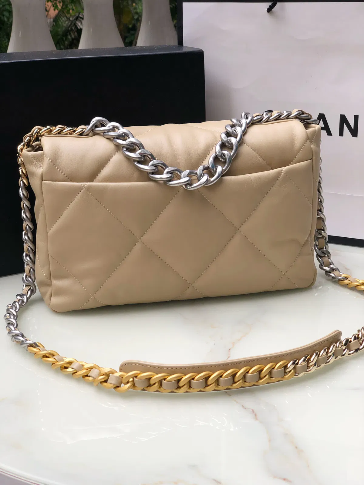 Chanel 19 medium — image 3