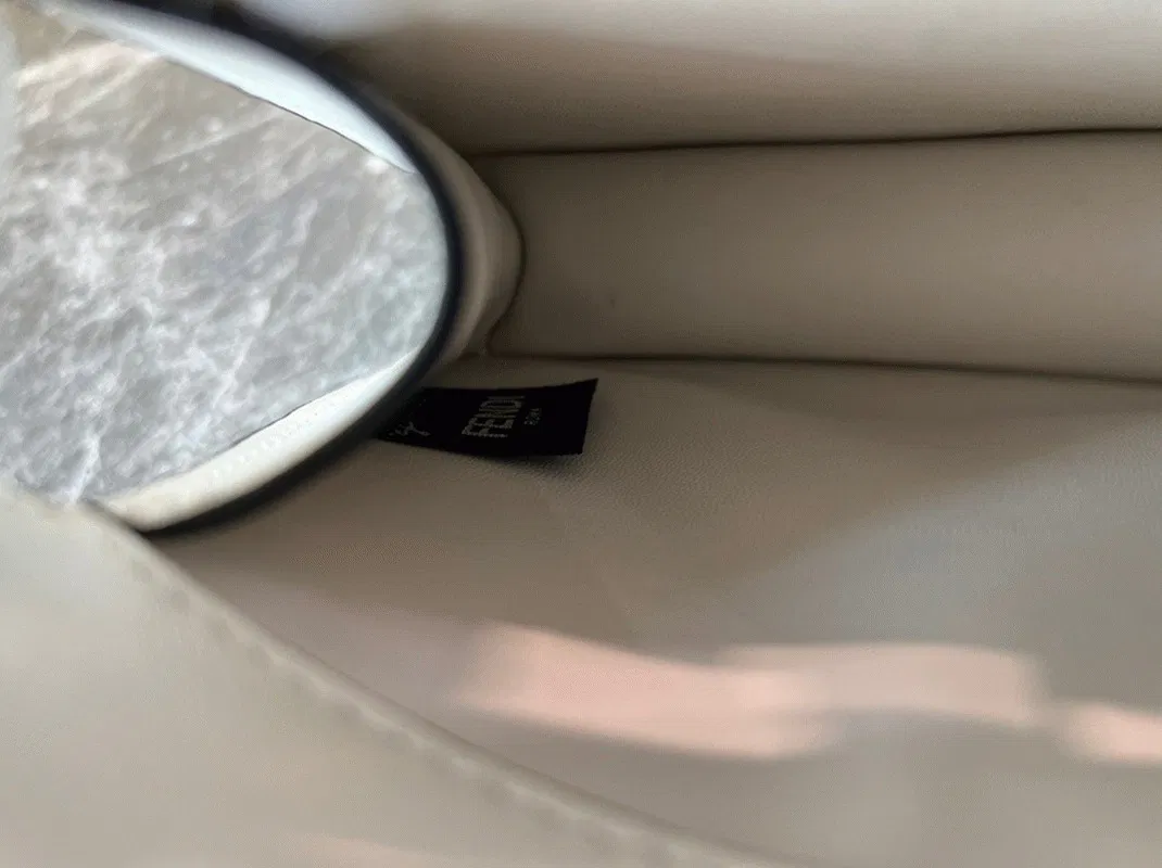 Top Quality Fendi Peekaboo ISeeU Petite Bag In White Nappa Leather — image 4