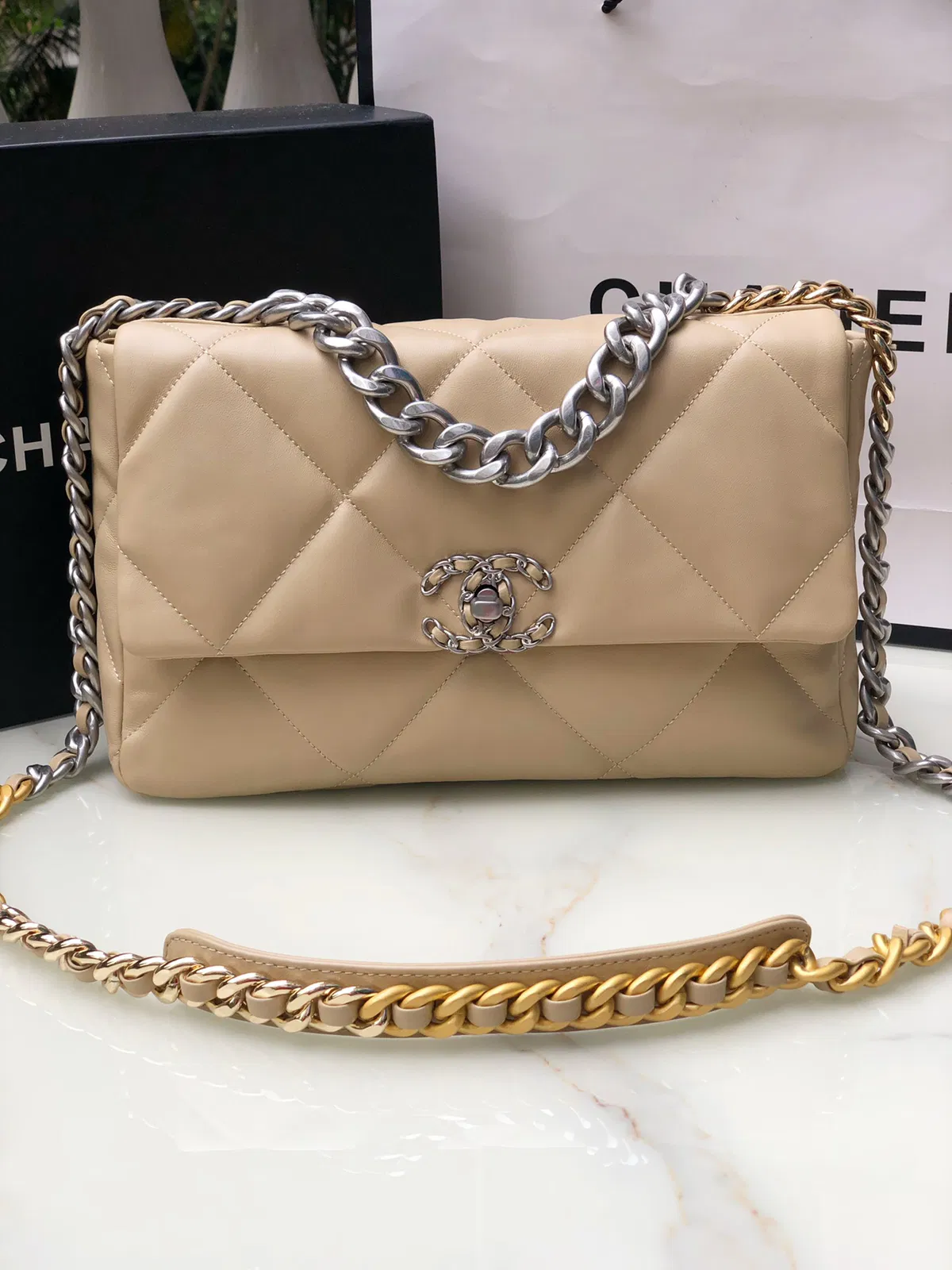 Chanel 19 medium