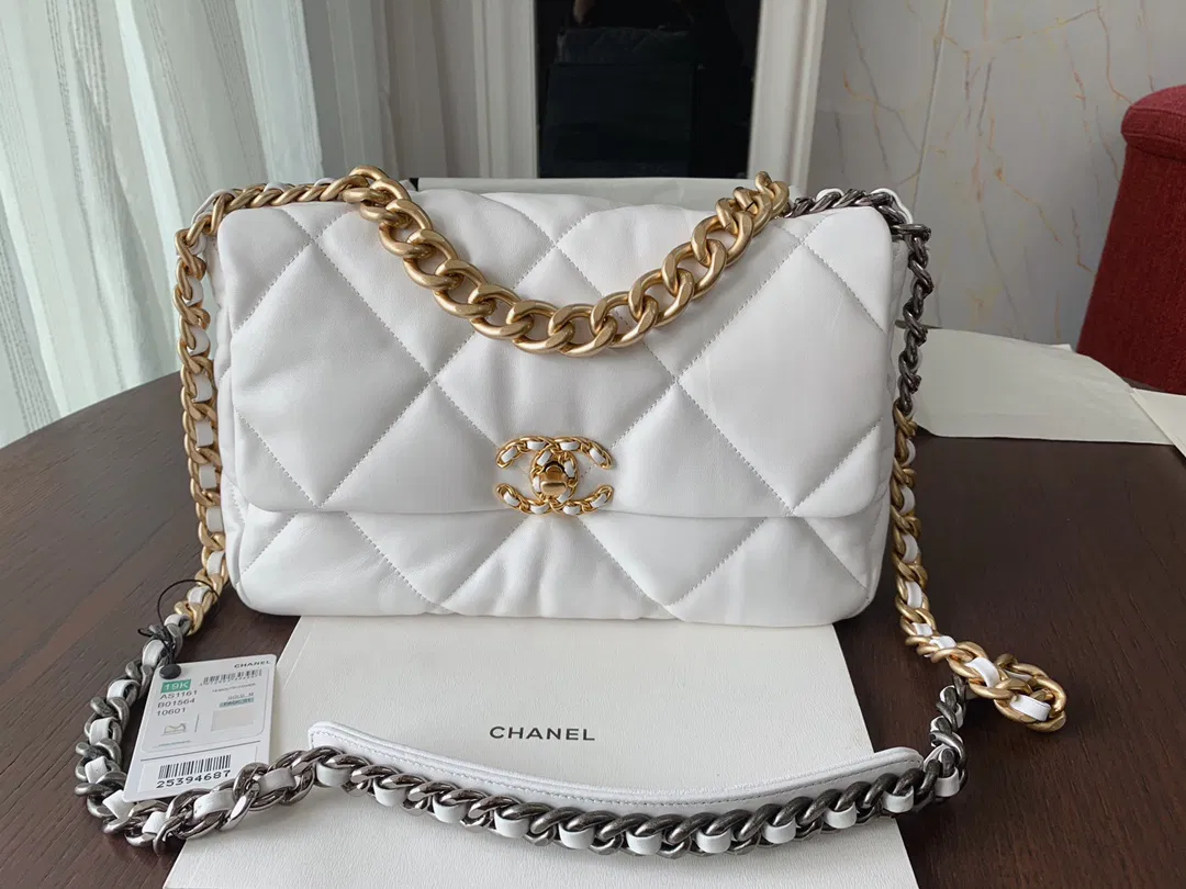 Chanel 19 medium