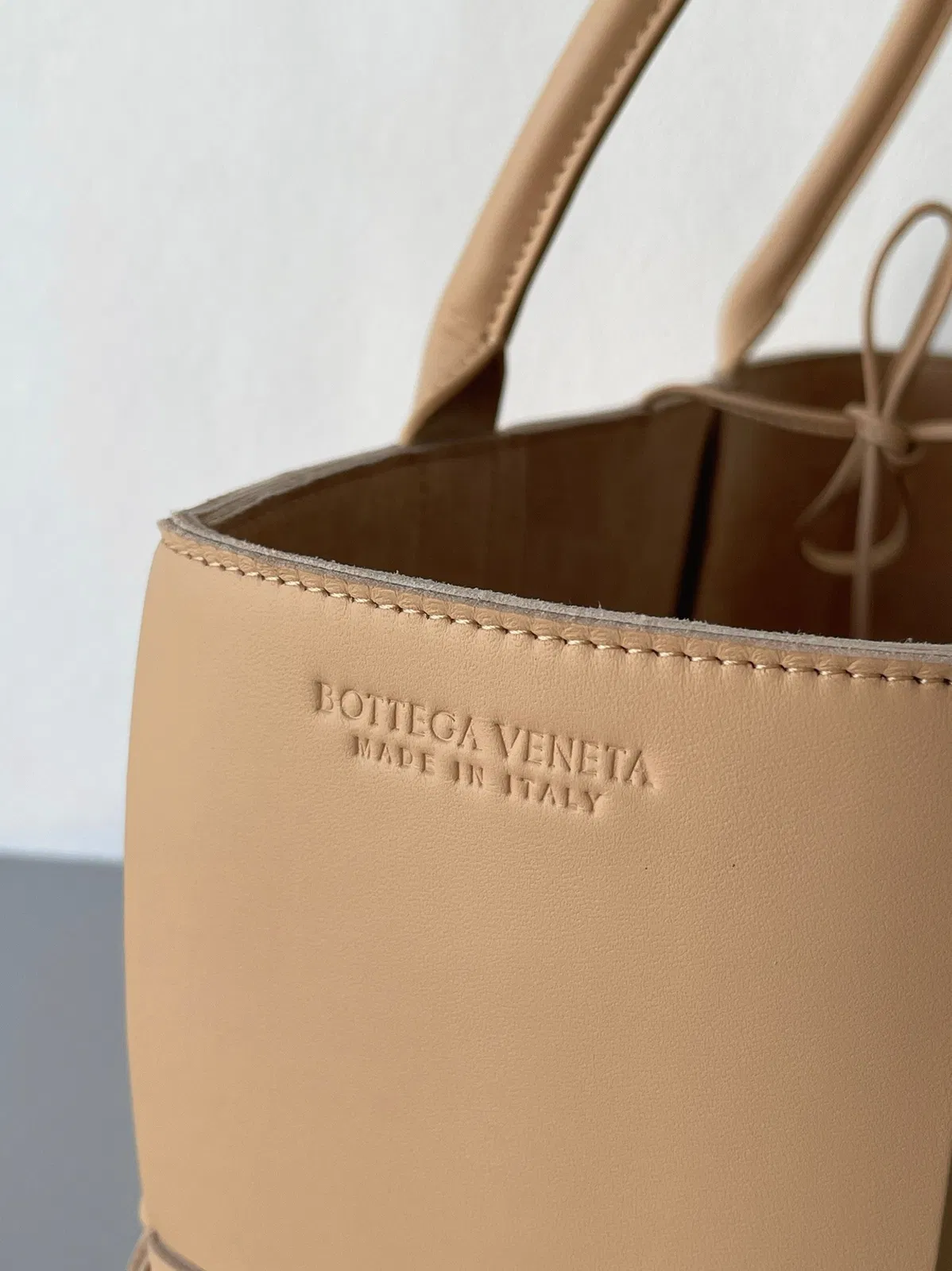 Bottega Veneta Arco Medium Tote Beige — image 9
