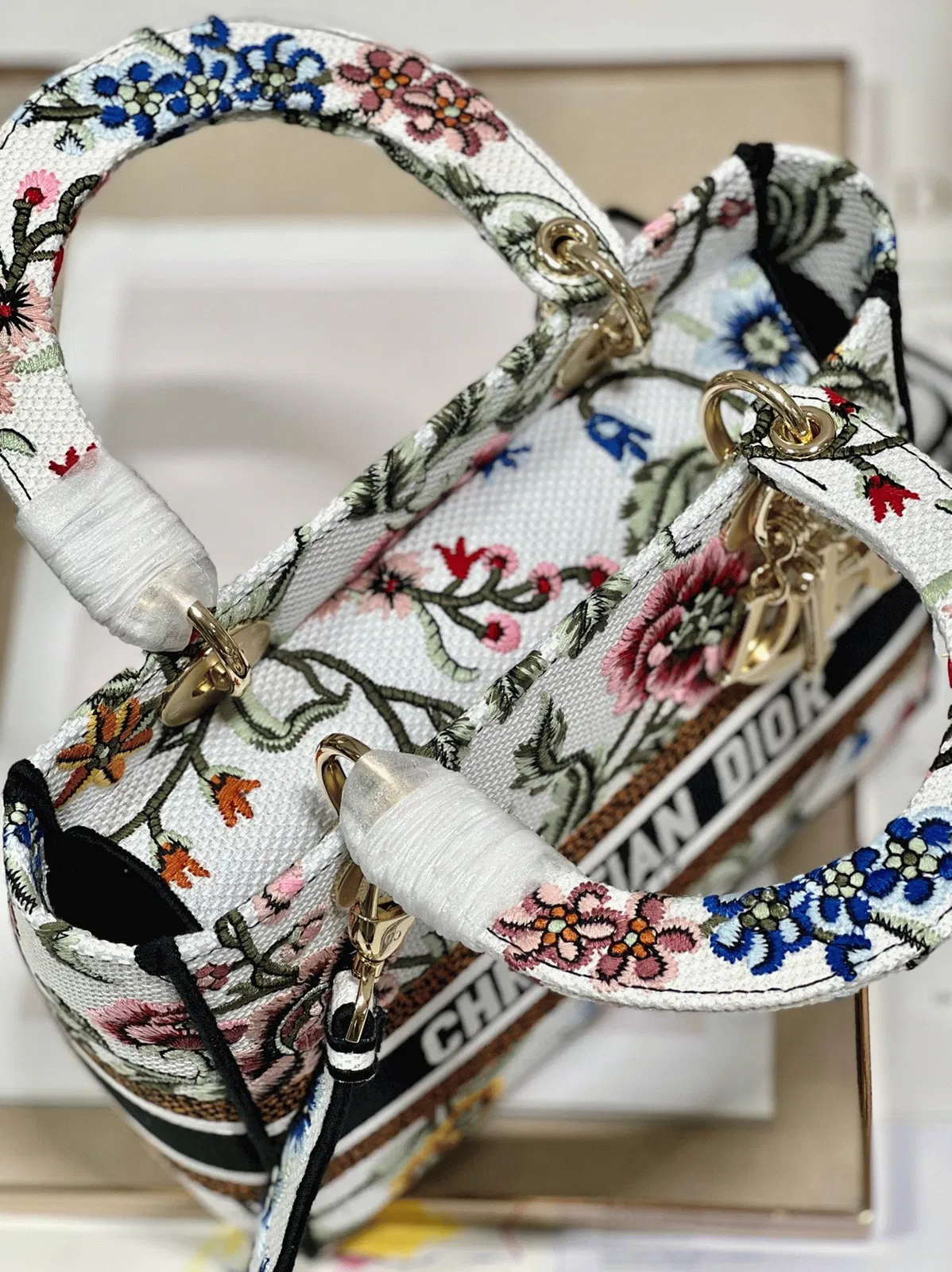 Dior Lady D-Lite Medium Bag in White Dior Petites Fleurs Embroidery — image 9