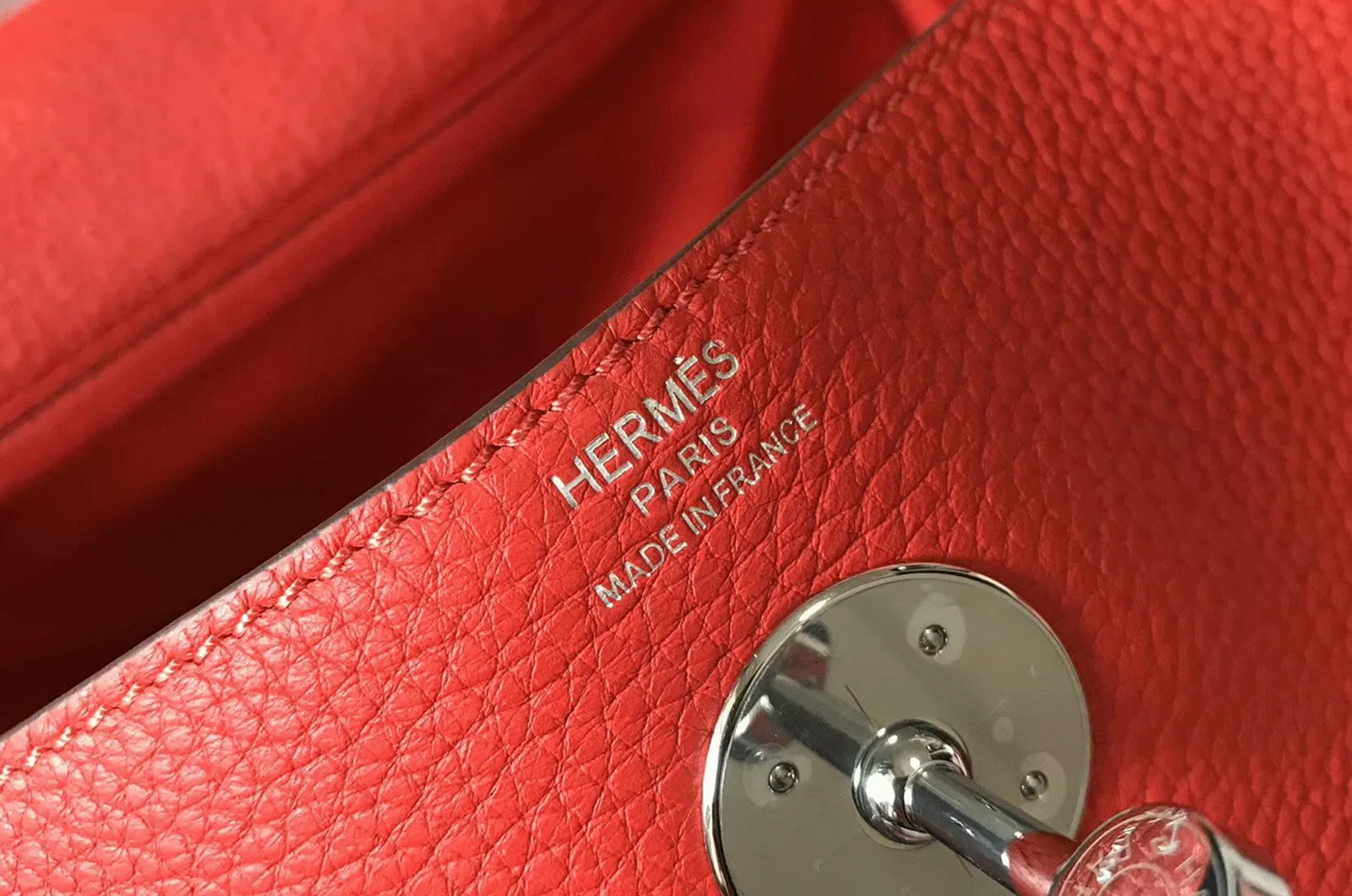 Hermes Lindy 26cm handbag in red — image 3