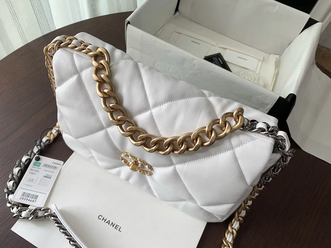 Chanel 19 medium — image 3
