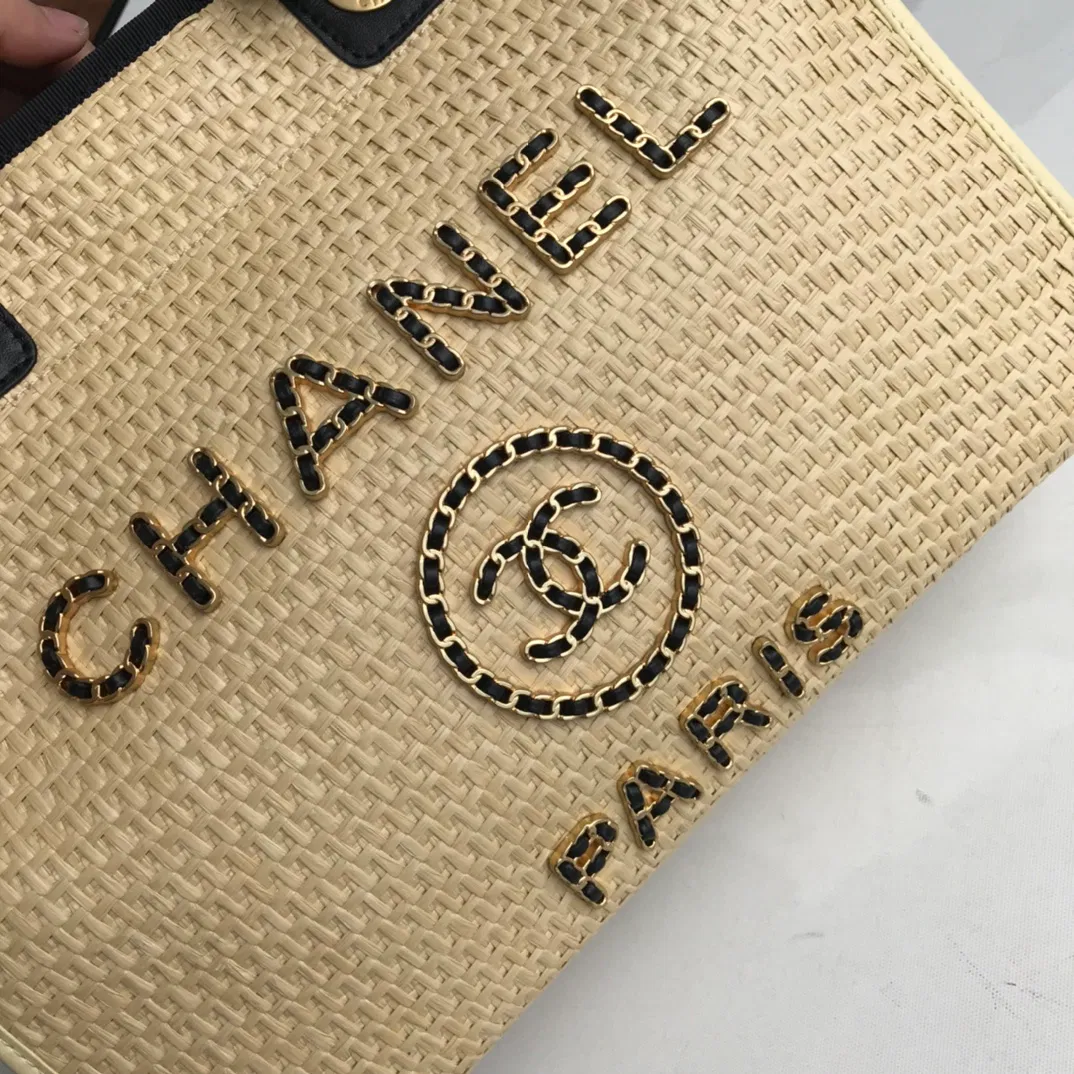 CHANEL TOTE — image 4
