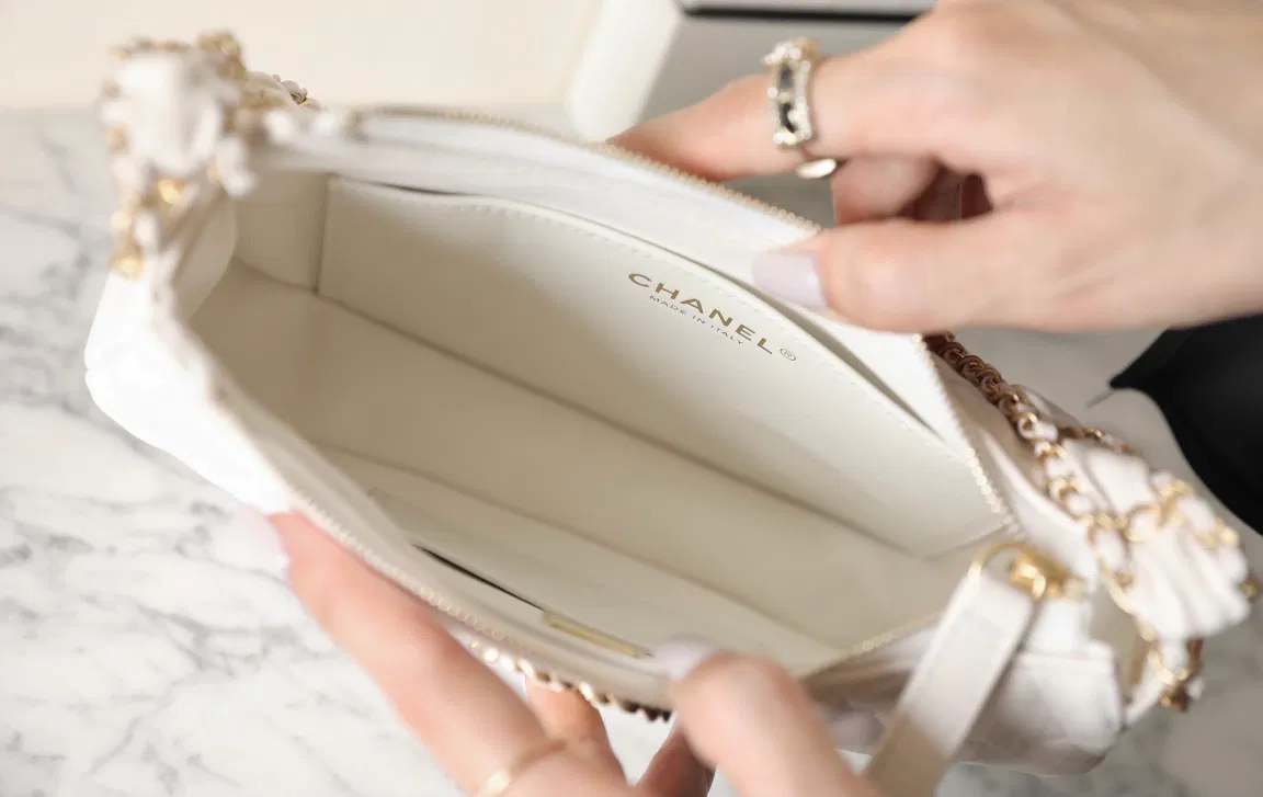 Chanel hobo bag — image 4