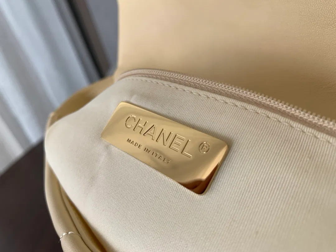 Chanel 19 small — image 9