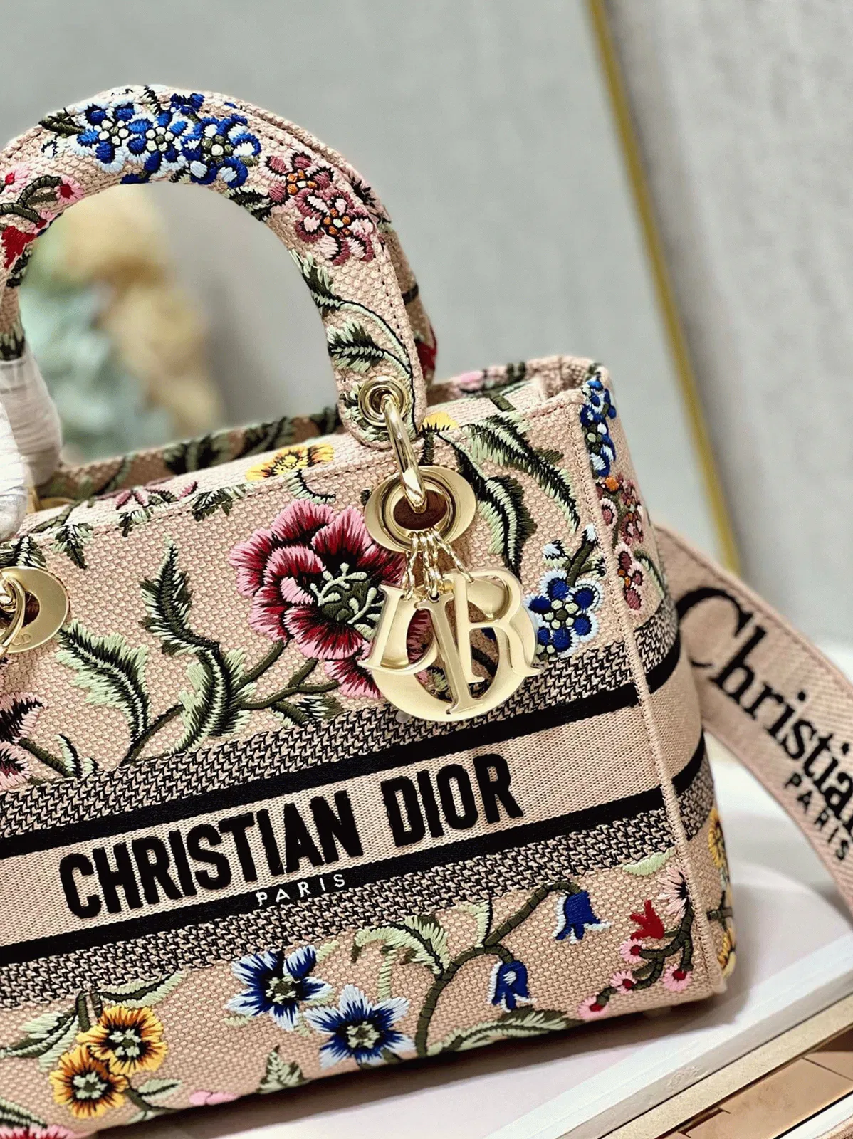 Dior Lady D-Lite Medium Bag in Beige Raffia Embroidered with Dior Petites Fleurs — image 5