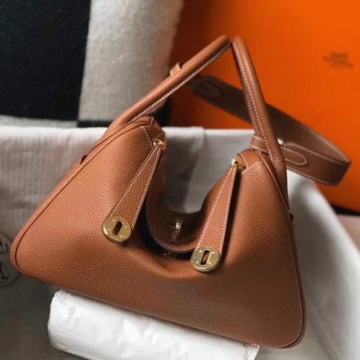 Luxury Hermes Lindy 26cm handbag in gold