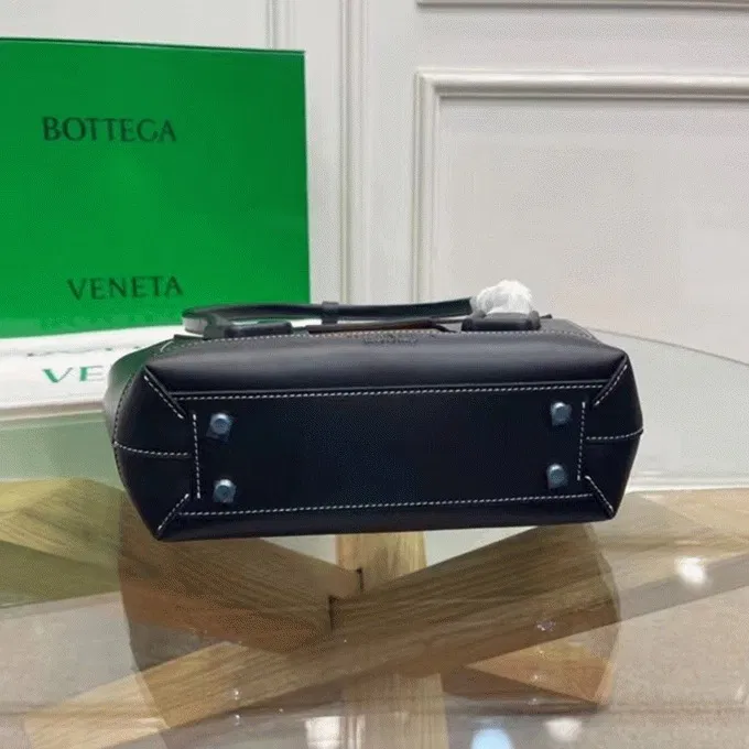 Top Quality Bottega Veneta Arco Small Bag In Black Intrecciato Calfskin — image 4