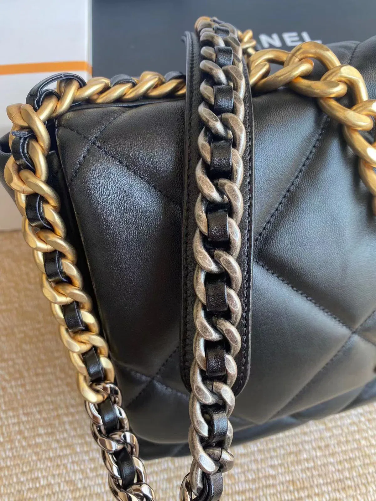 CHANEL 19 MAXI — image 6