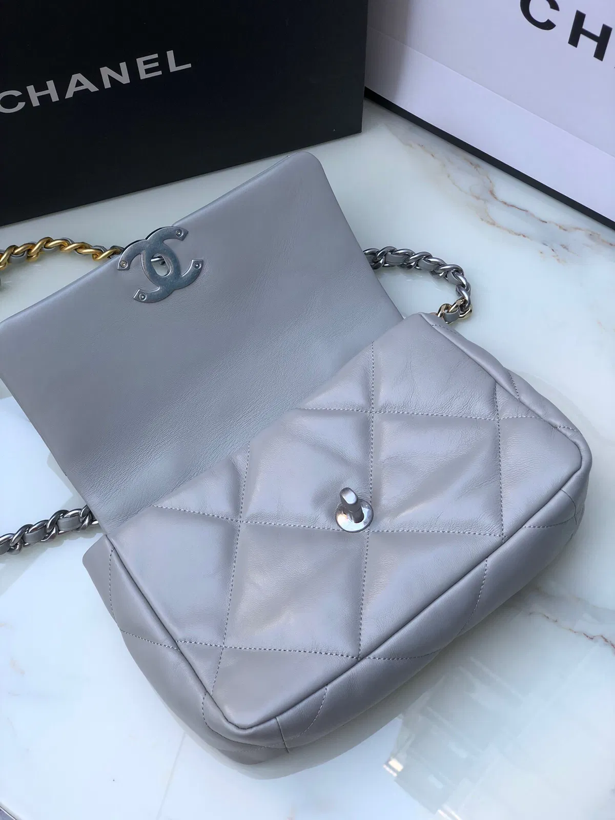 Chanel 19 small — image 7