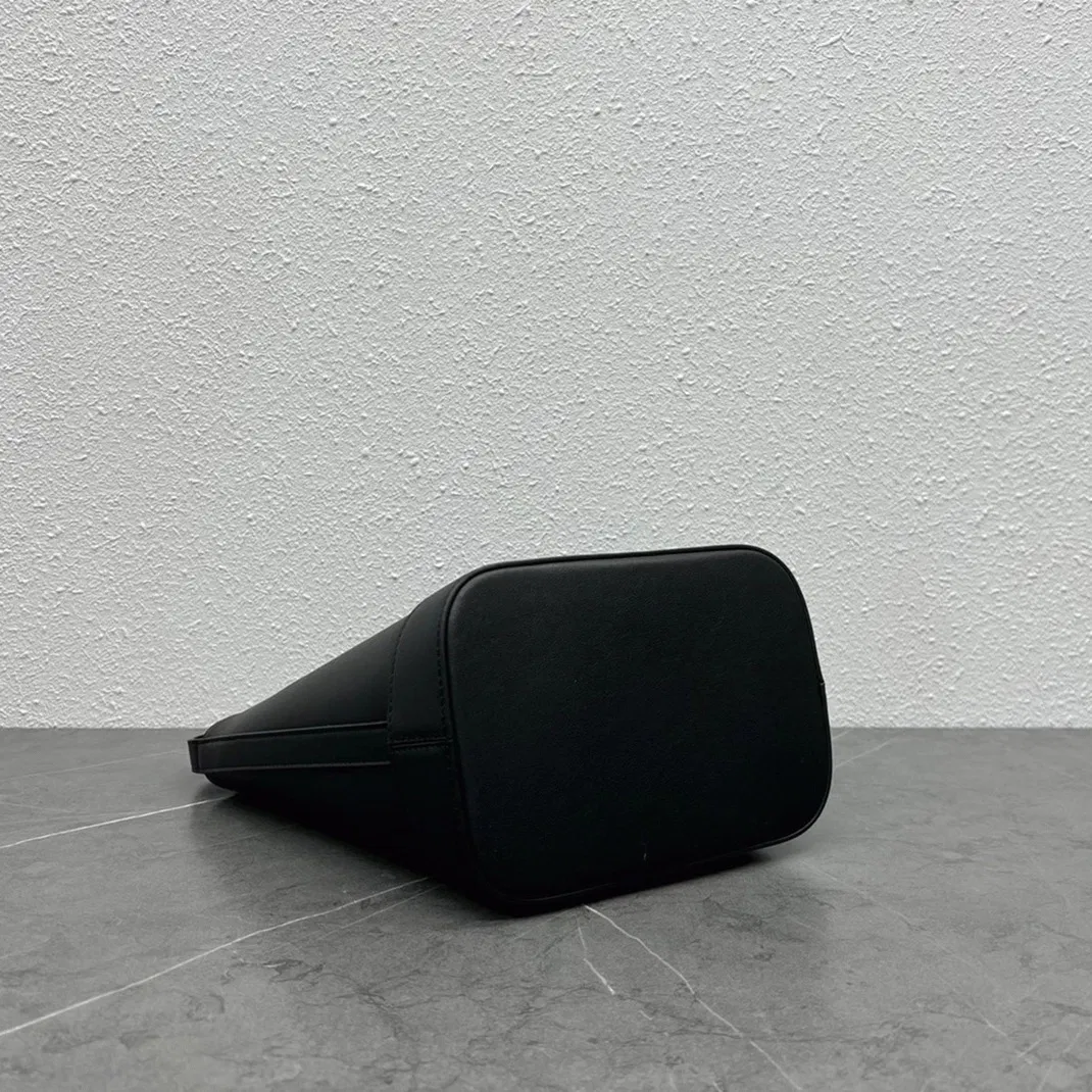 Top Quality Knockoff Celine Small Bucket Cuir Triomphe In Black Calfskin — image 7