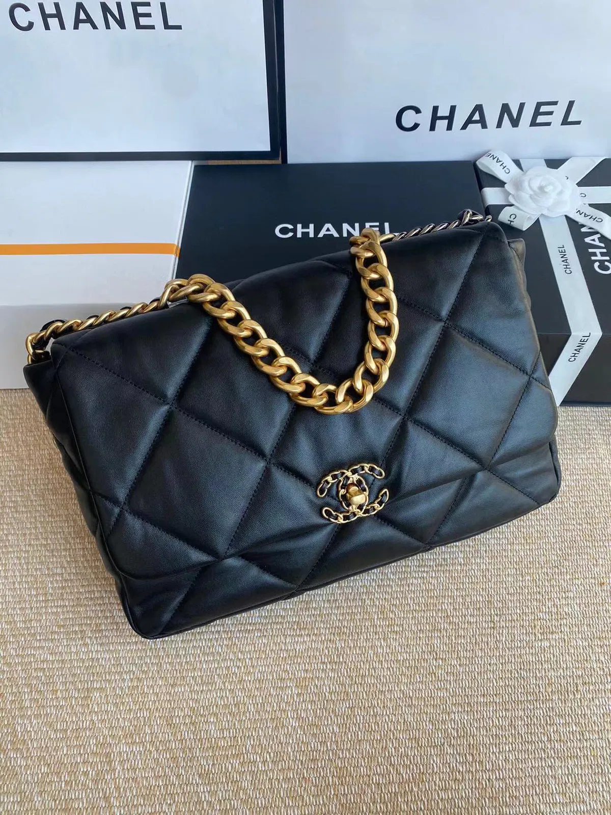 CHANEL 19 MAXI — image 3