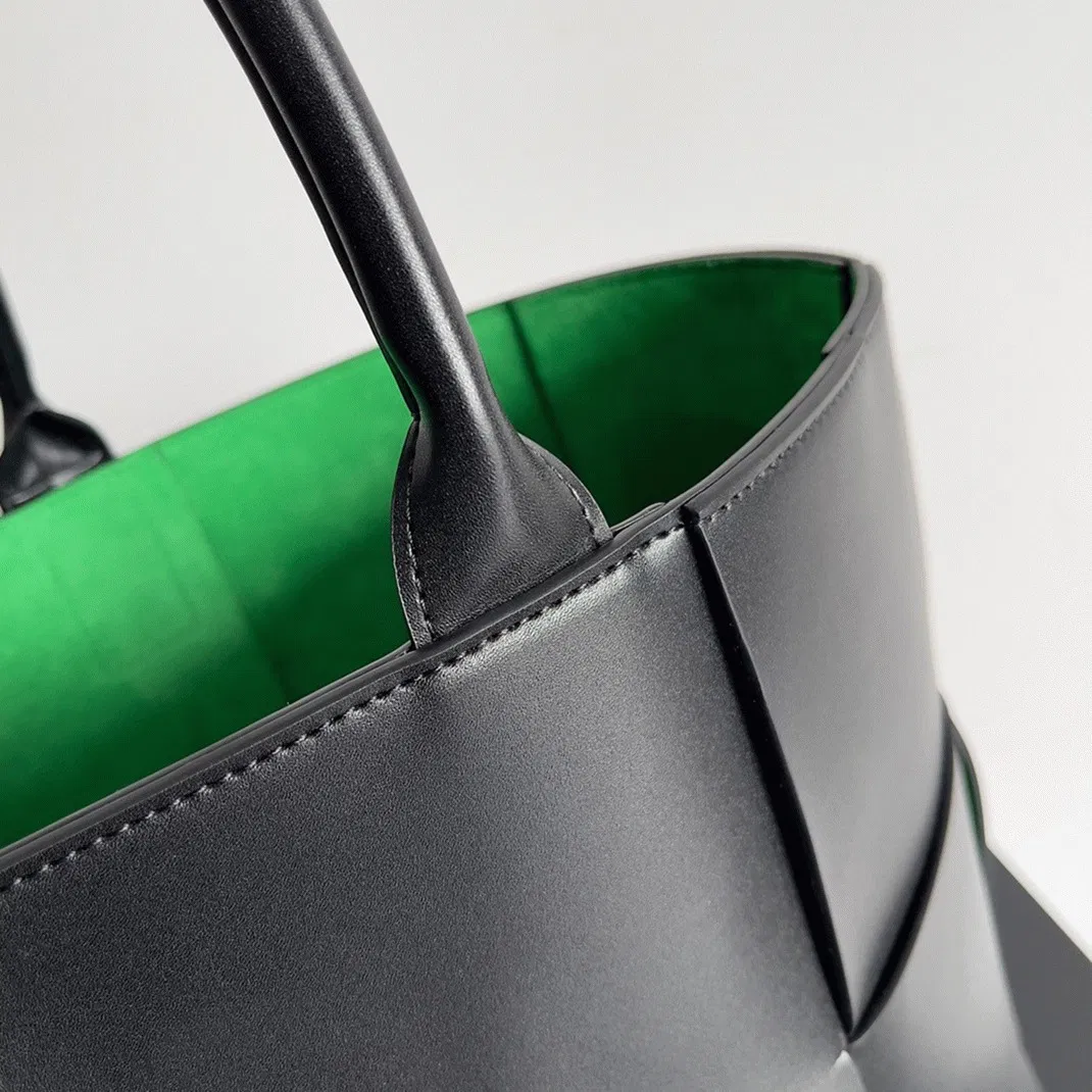 Bottega Veneta Large Arco Tote Bag Black — image 2