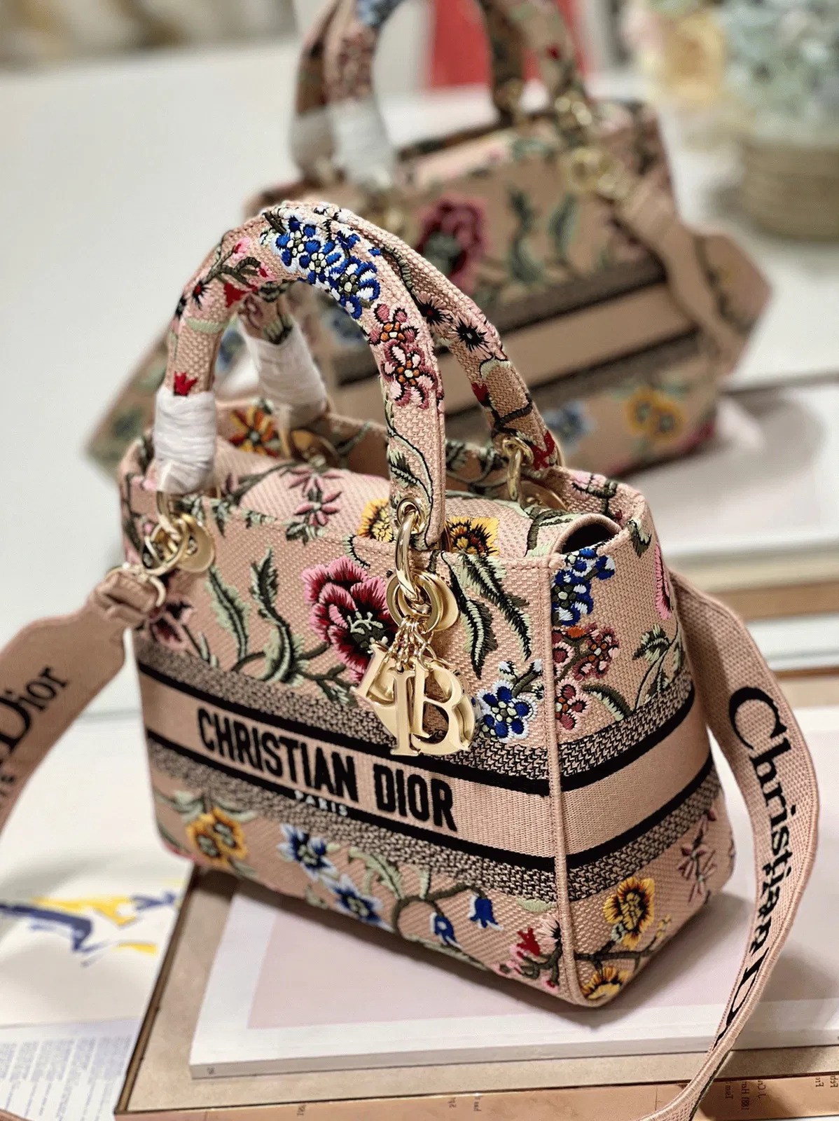 Dior Lady D-Lite Medium Bag in Beige Raffia Embroidered with Dior Petites Fleurs — image 2