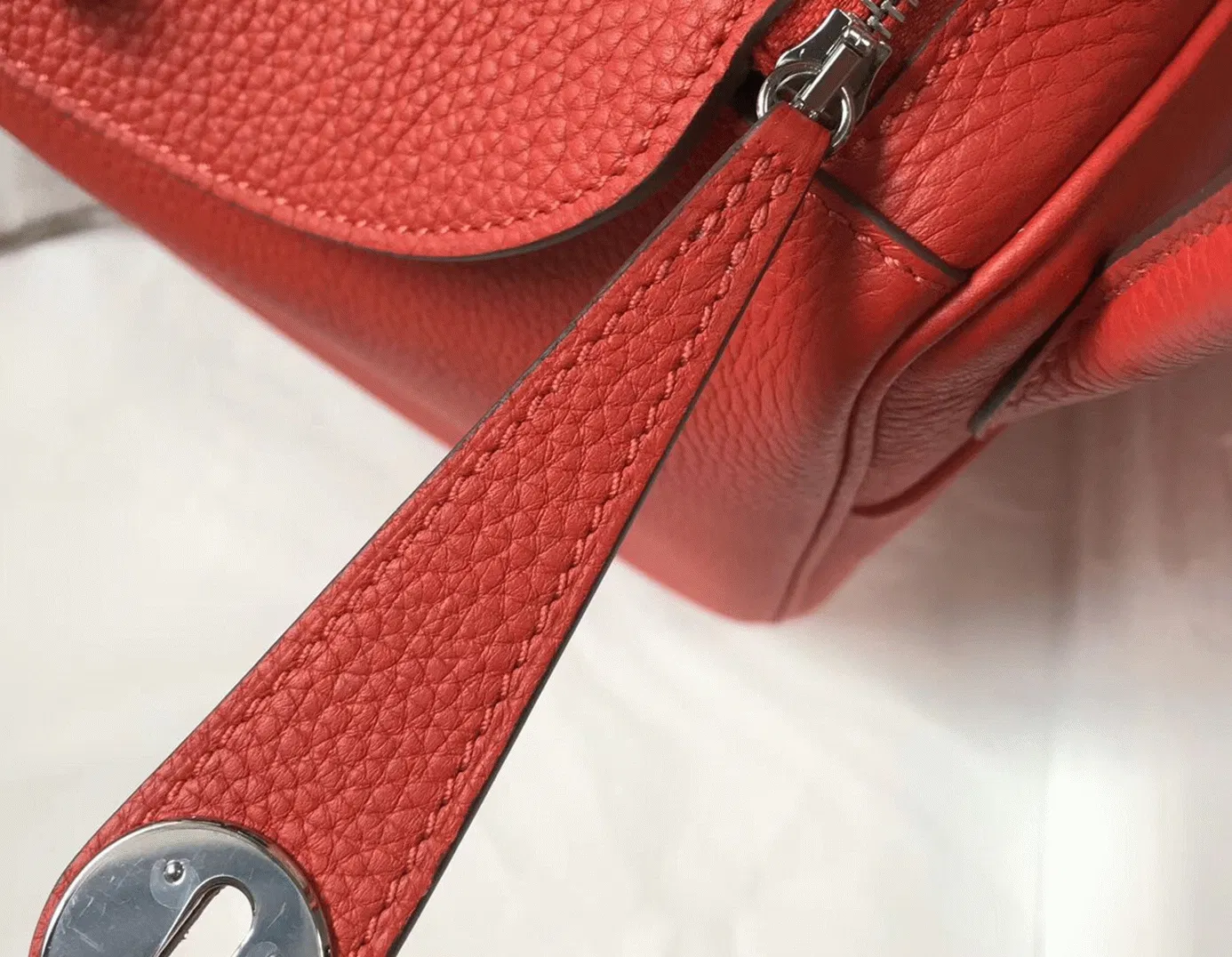 Hermes Lindy 26cm handbag in red — image 5