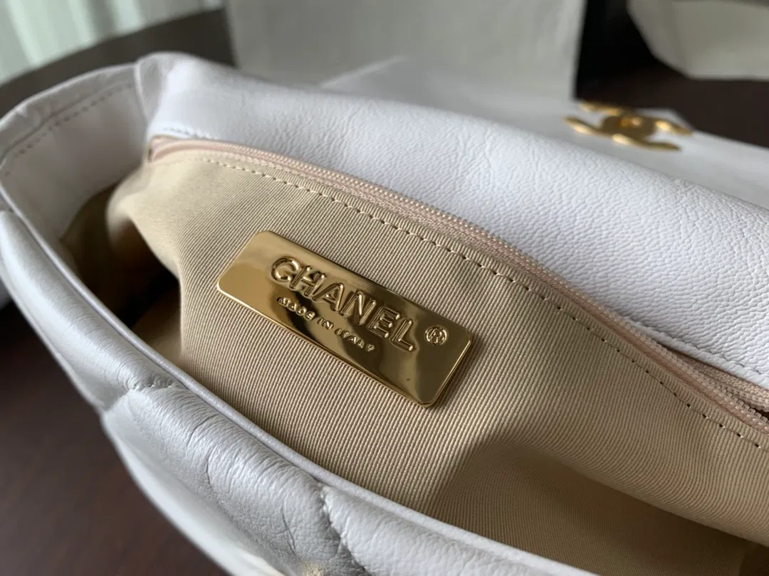 Chanel 19 medium — image 8
