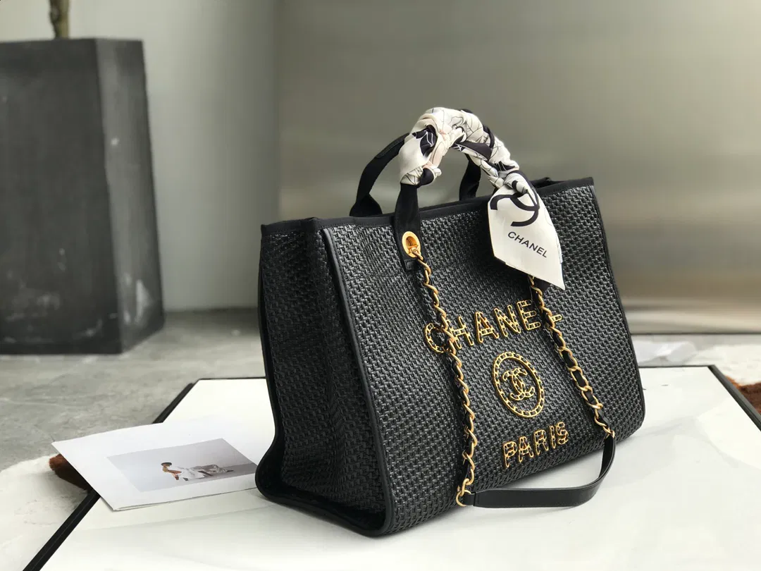 CHANEL TOTE — image 2
