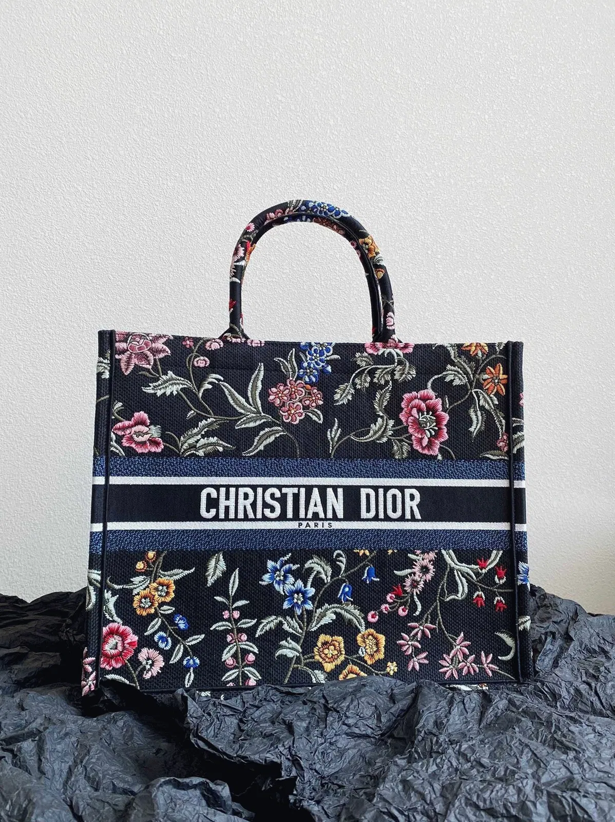 Dior Large Book Tote Bag in Black Dior Petites Fleurs Embroidery — image 4