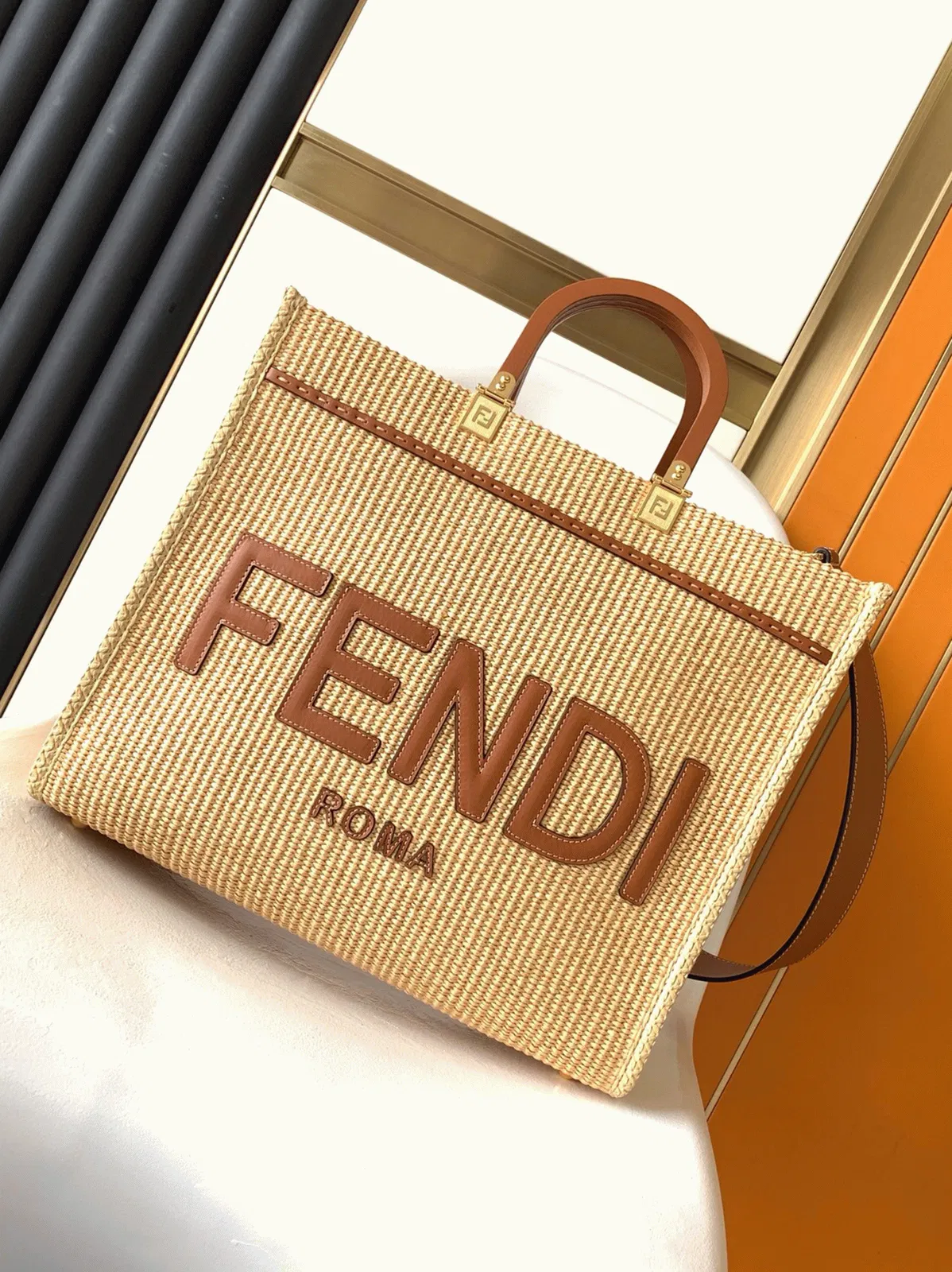 Top Quality Fendi Sunshine Medium Tote Bag in Natural Straw — image 5