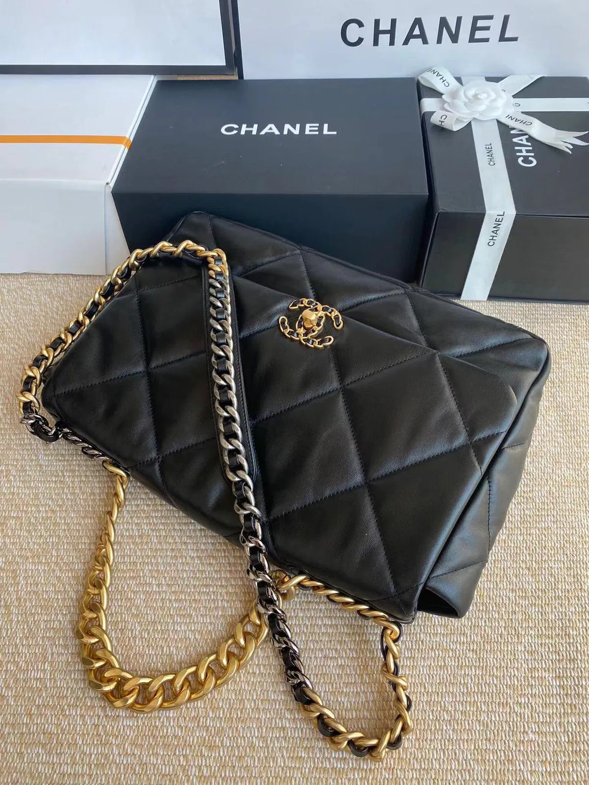 CHANEL 19 MAXI — image 5